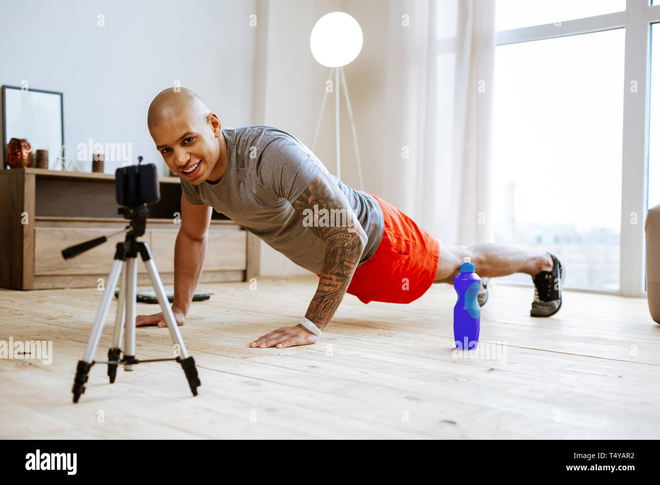 Bald sportsman faisant pompes lors d'un tournage matin tutoriel Banque D'Images