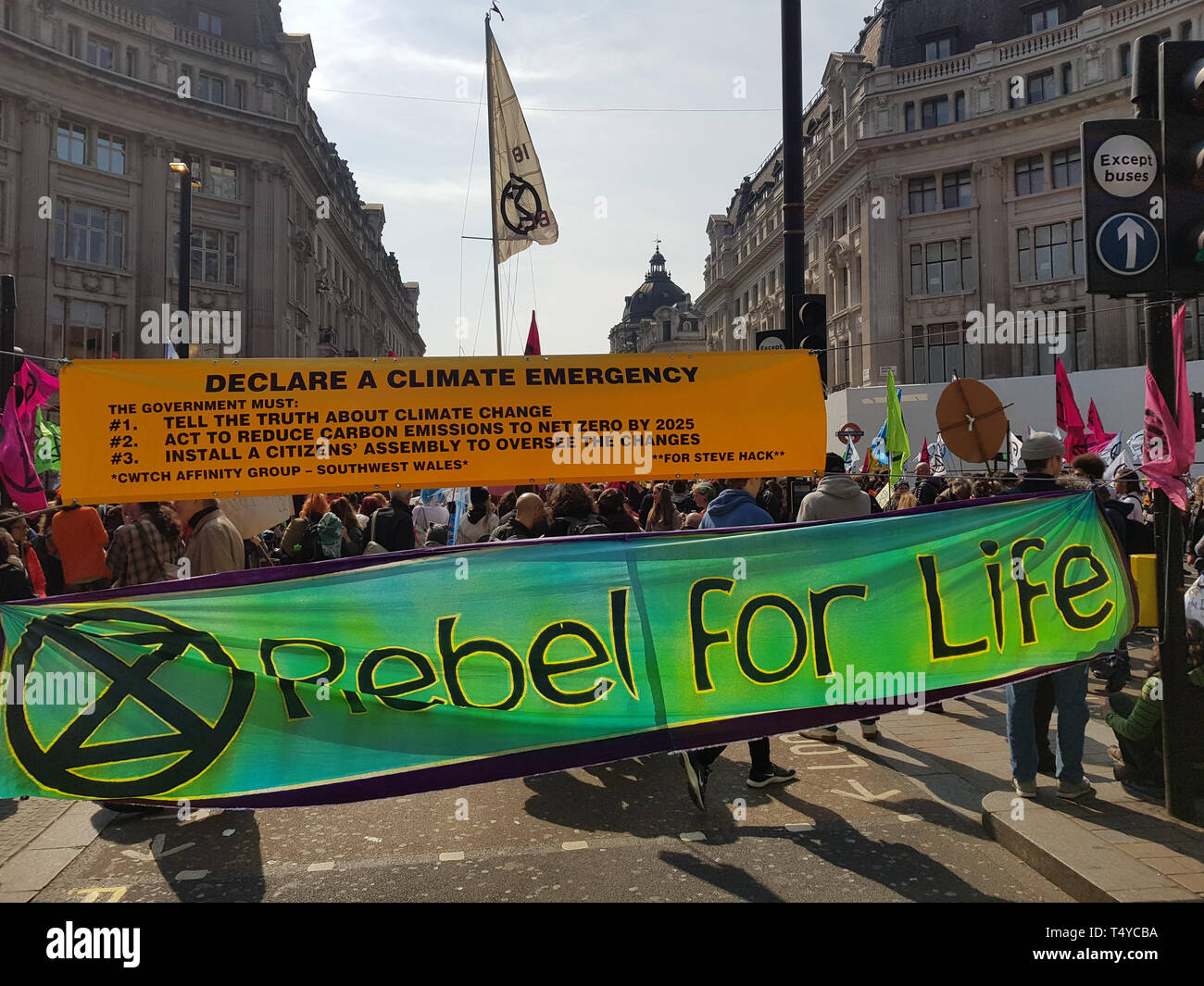 Londres, Royaume-Uni, 15 avril 2019 -- rébellion Extinction bloc protestataires dans Oxford Circus, au centre de Londres pour protester contre l'environnement actuel Banque D'Images