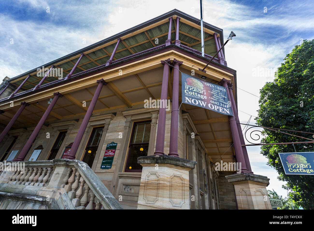 Façade d'un bâtiment du patrimoine avec l'architecture classique des éléments tels que les colonnes et pilastres ioniques, à l'aide de grès local fourni, à Grafton, NW Banque D'Images