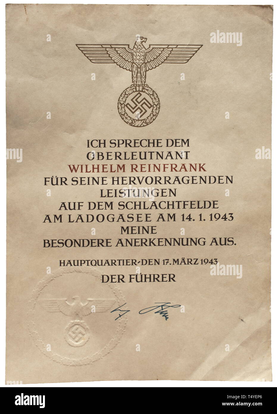 Un certificat de mention élogieuse du commandant en chef de l'armée, publié à 'Wilhelm Reinfrank' pour ses réalisations sur le champ de bataille à 'Ladogasee" (lac Ladoga). Fac-similé de signature d'Adolf Hitler, (tr) Administration centrale 17 mars 1943. L'Oberleutnant Reinfrank a reçu le document le 14 janvier 1943 que Kp.-Chef 13./Geb.Jäger.Rgt. 100 (Commandant 13e compagnie, 100e régiment de troupes de montagne), la recommandation numéro 1629. Dimensions environ 21 x 30 cm, avec sceau estampillé. Comprend les insignes de l'après-guerre de la Croix-Rouge allemande et plusieurs documents. Le Additional-Rights Clearance-Info, cert--Not-Available Banque D'Images