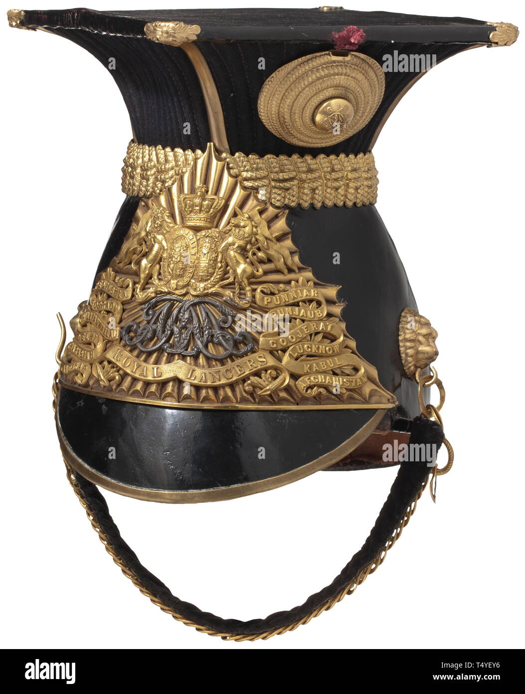 Un des officiers de la czapka Royal 12e lanciers. Corps en cuir, noir, couvercle en laiton doré avec emblème argenté appliquée cipher. Les raccords et de velours-sur fond de même des échelles chin en laiton doré, noir-blanc panache. Sweat Band en cuir, doublure en soie. Hauteur 23 cm., historique, historique du 20e siècle, 19e siècle, Additional-Rights Clearance-Info-Not-Available- Banque D'Images