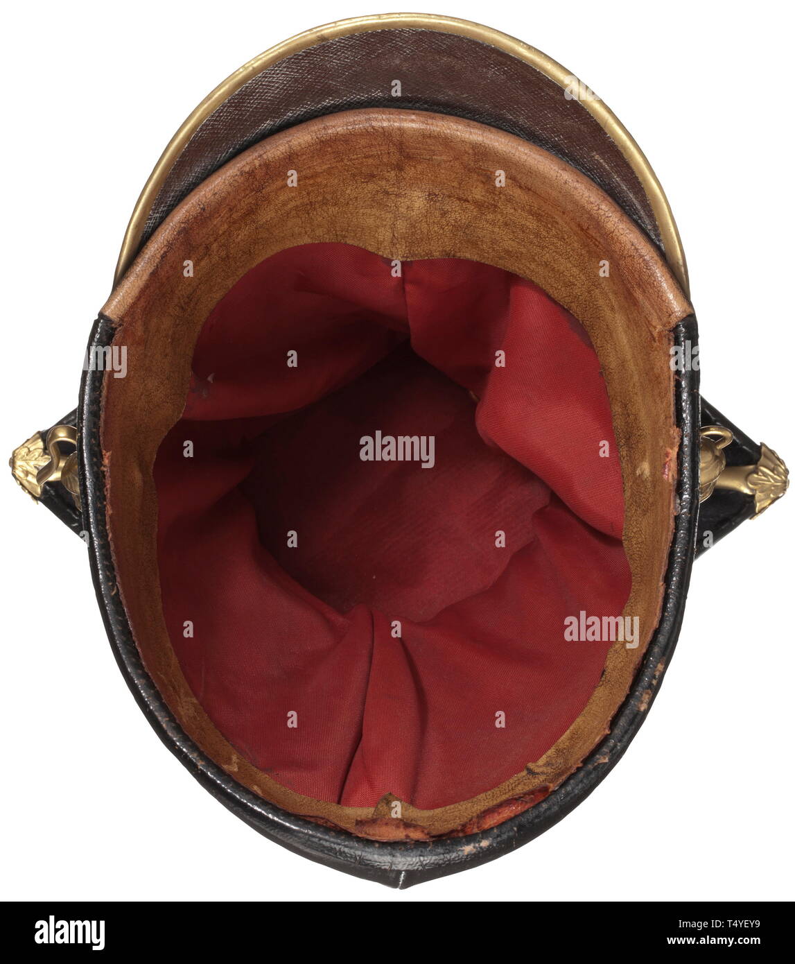 Un des officiers de la czapka Royal 12e lanciers. Corps en cuir, noir, couvercle en laiton doré avec emblème argenté appliquée cipher. Les raccords et de velours-sur fond de même des échelles chin en laiton doré, noir-blanc panache. Sweat Band en cuir, doublure en soie. Hauteur 23 cm., historique, historique du 20e siècle, 19e siècle, Additional-Rights Clearance-Info-Not-Available- Banque D'Images