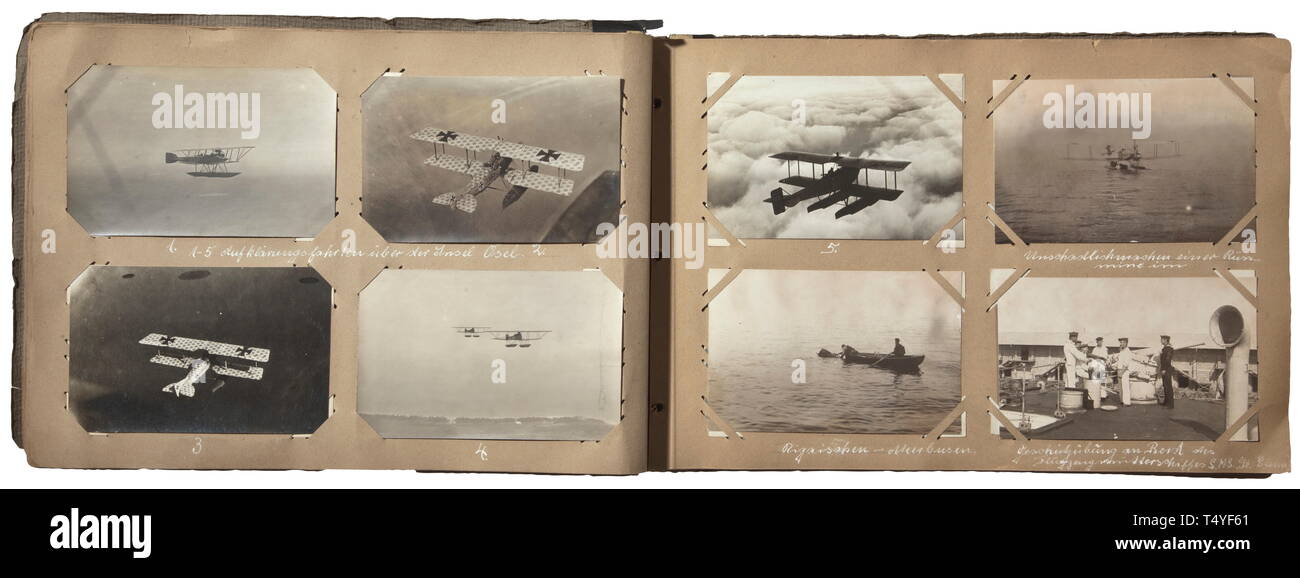 Un album photo de l'aéronavale et Kiel-Holtenau Kurland. Inscrit album avec ca. 215 des images exceptionnelles de l'aviation de la marine allemande. De nombreux types de biplans, vues aériennes d'établissements militaires et les place sur la mer Baltique ou dans les pays Baltes (Riga et Libau), des photos de groupe avec les décorations, les aéronefs de peinture spéciale, la reconnaissance de ces marques et d'autres marques, d'images de l'avion bateau-mère. S. Elena', une visite du Prince Henry de Prusse à Angernsee "hydravions", portraits. Bonnes connaissances techniques et photos d'aéronefs, Additional-Rights Clearance-Info-Not-Available- Banque D'Images