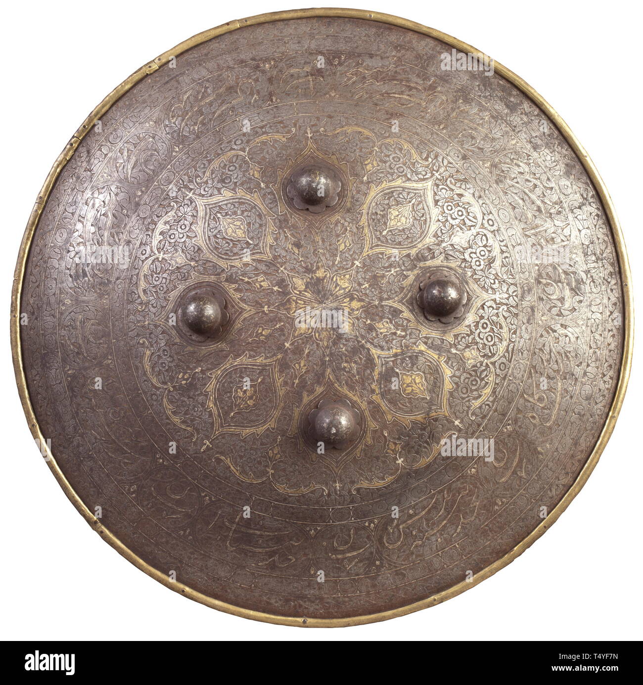 Un Persan kulah khud et shield, 19e siècle. Le kulah khud avec un morceau du crâne, de la couronne et de la plaque rivetée par vis spike de section quadrangulaire. La surface abondamment ciselés avec scrolling fleurs et décorée avec des incrustations en laiton et d'argent, le bord inférieur avec cartouches calligraphiques. Panache rivetée et sockets nasale réglable bar, la vis de retenue remplacé( ?). Équipé d'une butée d'Aventail anneaux de fer et d'airain. Hauteur ca. 55 cm. Le bouclier circulaire décoré en suite, rivetées laiton. Diamètre 47,5 cm., historique, historique Additional-Rights Clearance-Info-Not-Available- Banque D'Images