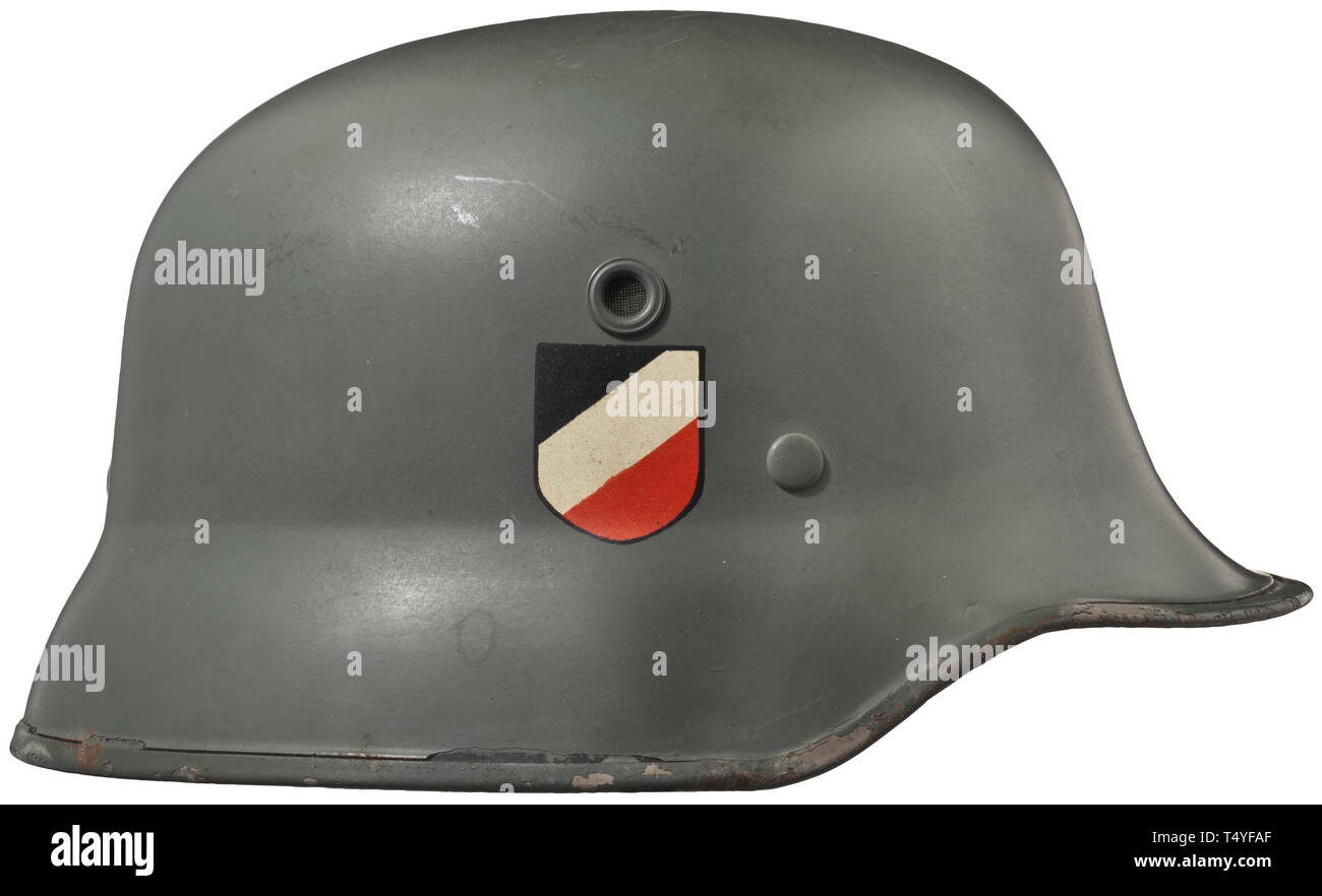 Un casque de parade pour M 36 officiers de l'armée. Crâne laqué vert pomme de la fibre vulcanisée avec liseré métallique, d'air, les deux plus de 99 % des autocollants intacts. Cuir brun clair sweat band avec imprimé "maker's mark-Fiber-Helm EREL' des deux côtés, taille stamping '57', avec une couleur vert pomme jugulaire. Une question de luxe par la bouilloire EREL de circa 1938 dans presque non utilisé, avec de légères marques de stockage historique., historique, armée, les armées, les forces armées, militaire, militaria, 20e siècle, Editorial-Use-seulement Banque D'Images