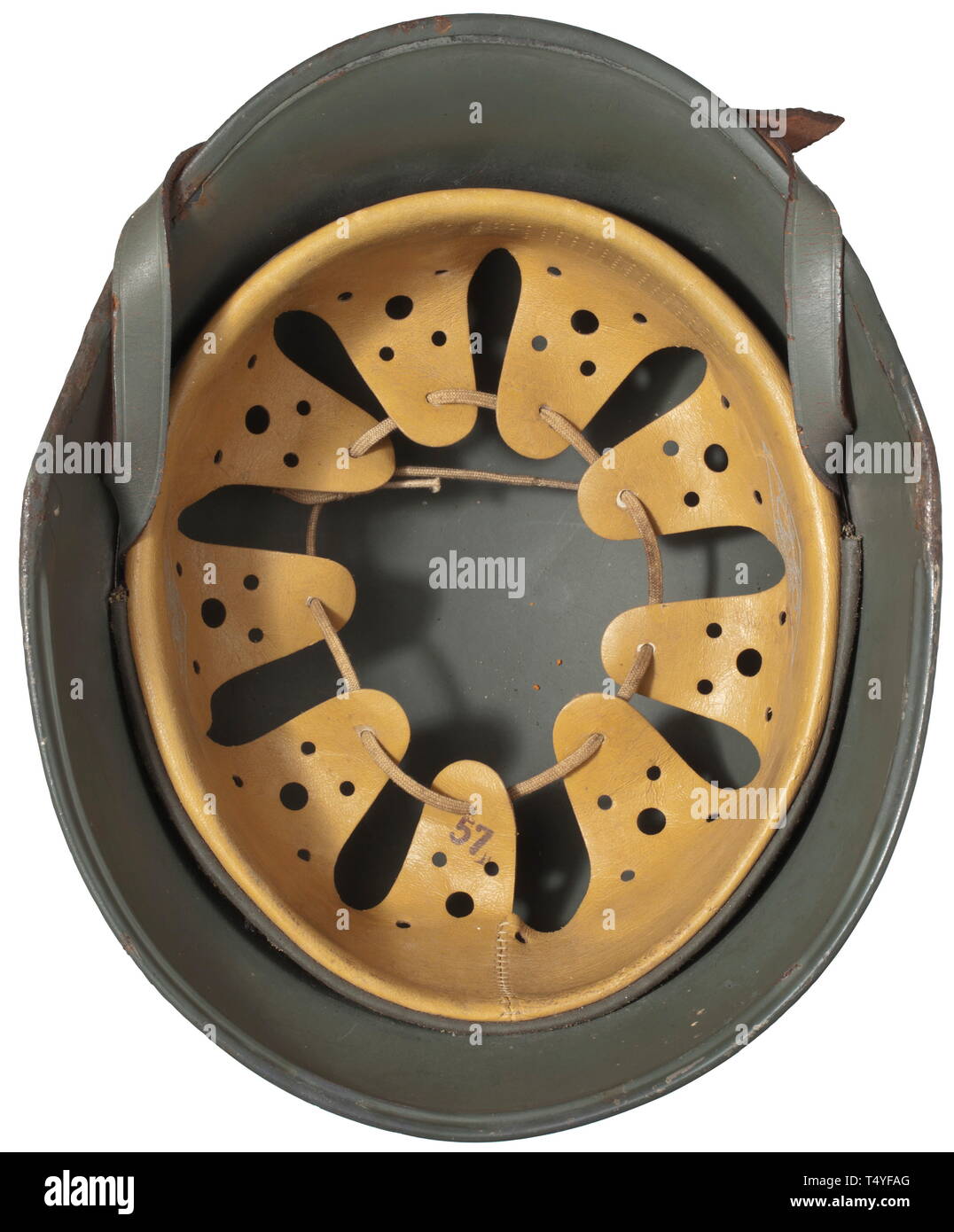 Un casque de parade pour M 36 officiers de l'armée. Crâne laqué vert pomme de la fibre vulcanisée avec liseré métallique, d'air, les deux plus de 99 % des autocollants intacts. Cuir brun clair sweat band avec imprimé "maker's mark-Fiber-Helm EREL' des deux côtés, taille stamping '57', avec une couleur vert pomme jugulaire. Une question de luxe par la bouilloire EREL de circa 1938 dans presque non utilisé, avec de légères marques de stockage historique., historique, armée, les armées, les forces armées, militaire, militaria, 20e siècle, Editorial-Use-seulement Banque D'Images