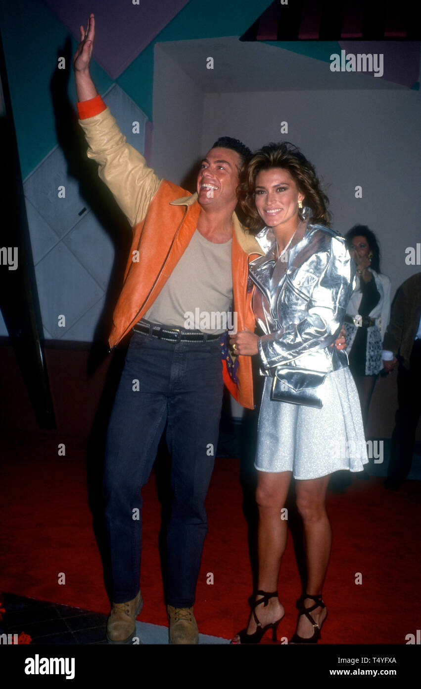 Phoenix, Arizona, USA 27 mars 1994 Jean-Claude Van Damme acteur et actrice Darcy LaPier assister à grande ouverture du Planet Hollywood Phoenix le 27 mars 1994 à Phoenix, Arizona, USA. Photo de Barry King/Alamy Stock Photo Banque D'Images