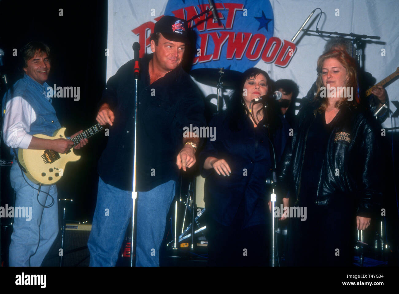 Phoenix, Arizona, USA 27 mars 1994 l'acteur Don Johnson, le comédien Tom Arnold et bande dessinée Roseanne assister à grande ouverture du Planet Hollywood Phoenix le 27 mars 1994 à Phoenix, Arizona, USA. Photo de Barry King/Alamy Stock Photo Banque D'Images