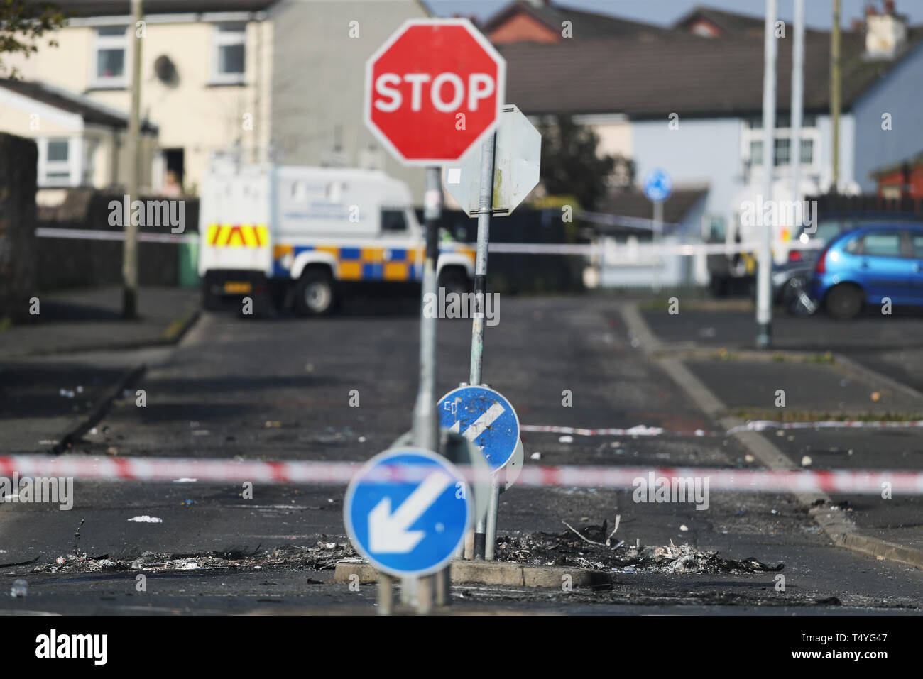 La scène sur Fanad Drive à Londonderry, en Irlande du Nord, après la mort de 29 ans, Lyra journaliste McKee qui a été tué lorsque des armes à feu ont été tirés et des cocktails Molotov ont été lancés dans ce que la police est le traiter comme un "incident terroriste". Banque D'Images