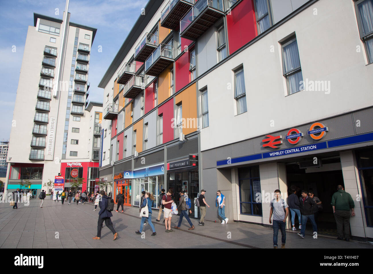 La gare centrale de Wembley sur entrée High Road, Wembley occupé avec les piétons. Banque D'Images
