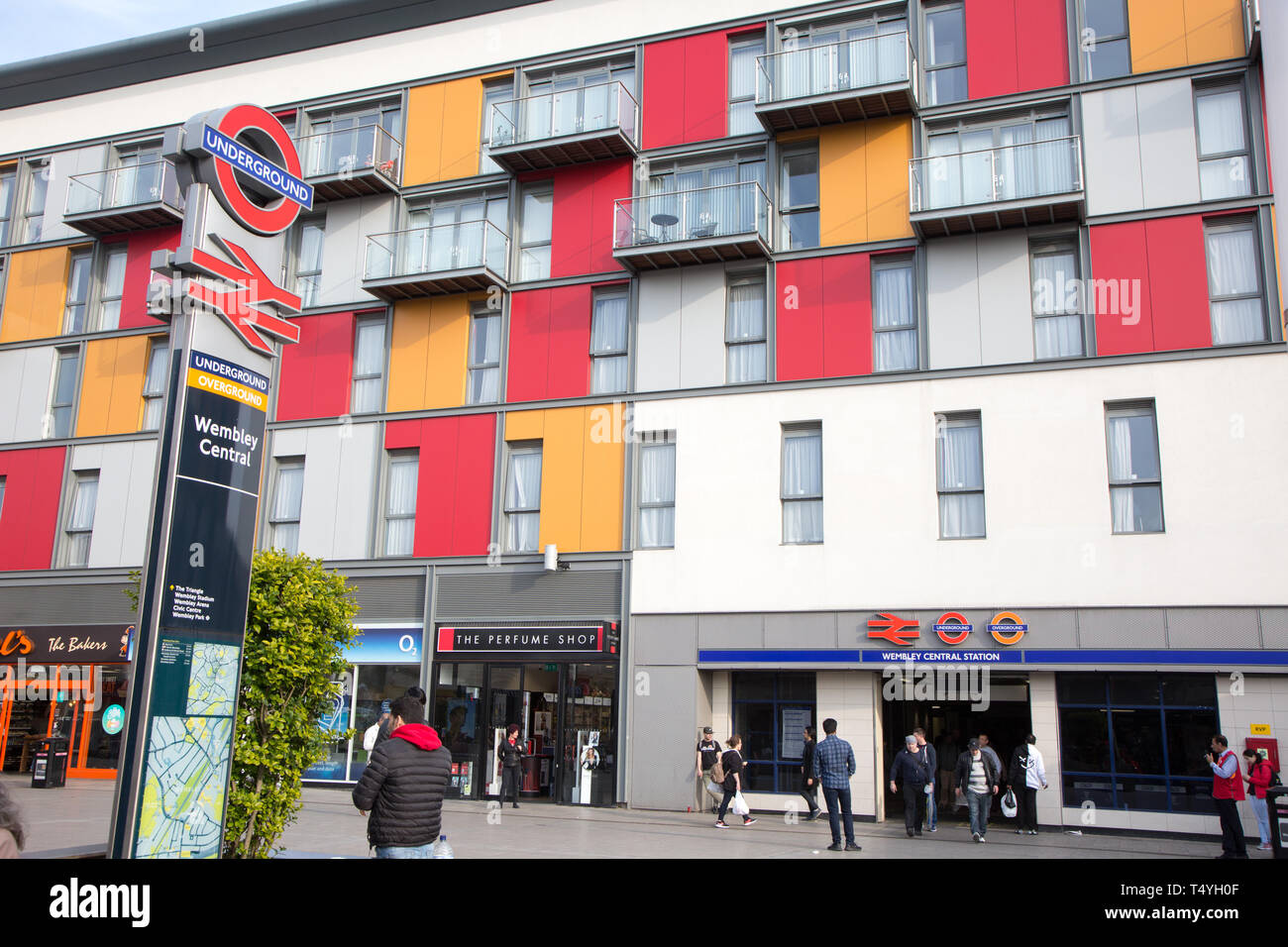 La gare centrale de Wembley sur entrée High Road, Wembley occupé avec les piétons. Banque D'Images