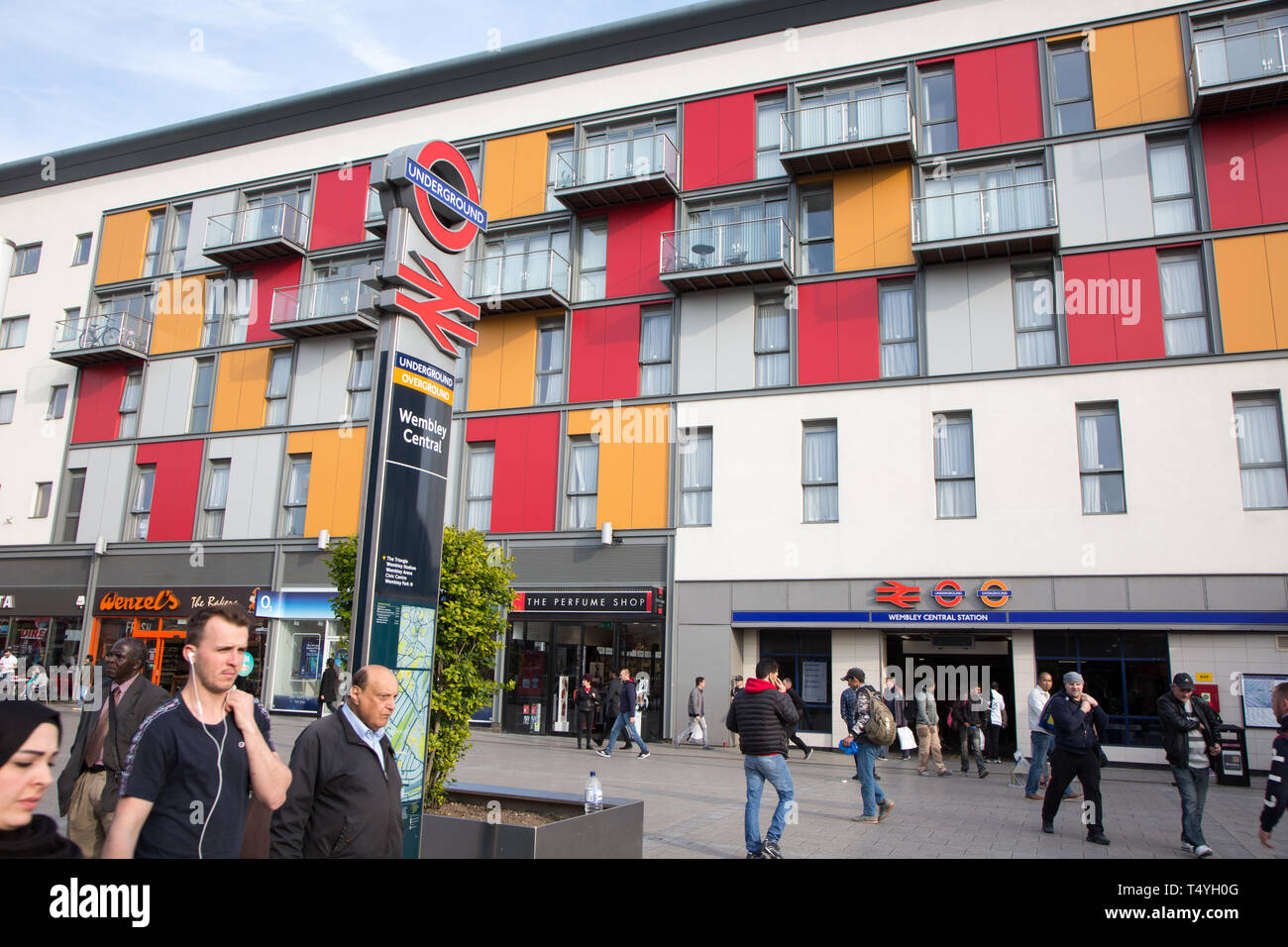 La gare centrale de Wembley sur entrée High Road, Wembley occupé avec les piétons. Banque D'Images