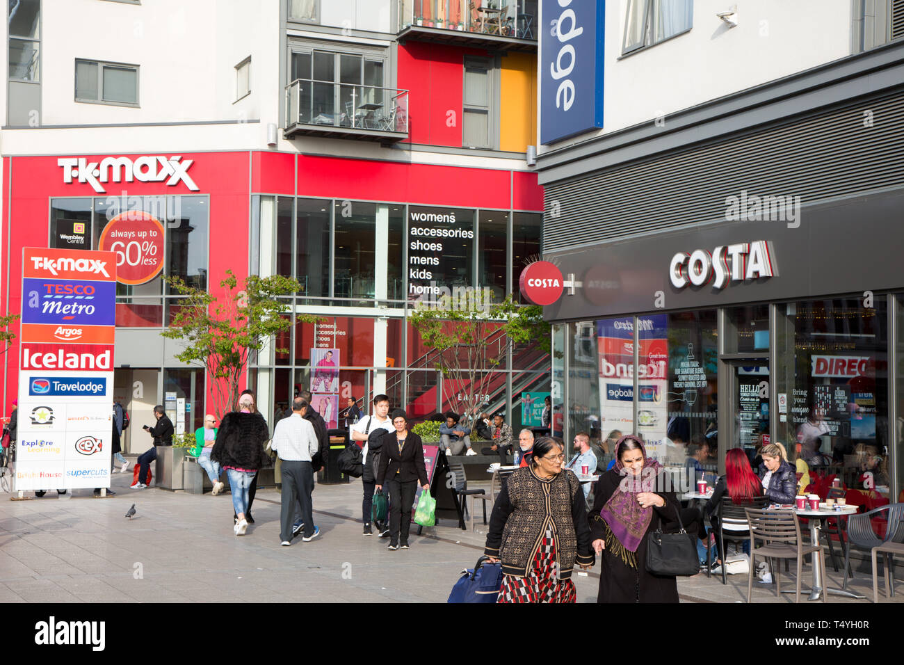 Les clients de consommer des boissons Café Costa à l'extérieur dans le soleil dans un centre commercial moderne et de développement immobilier, Wembley Central Banque D'Images