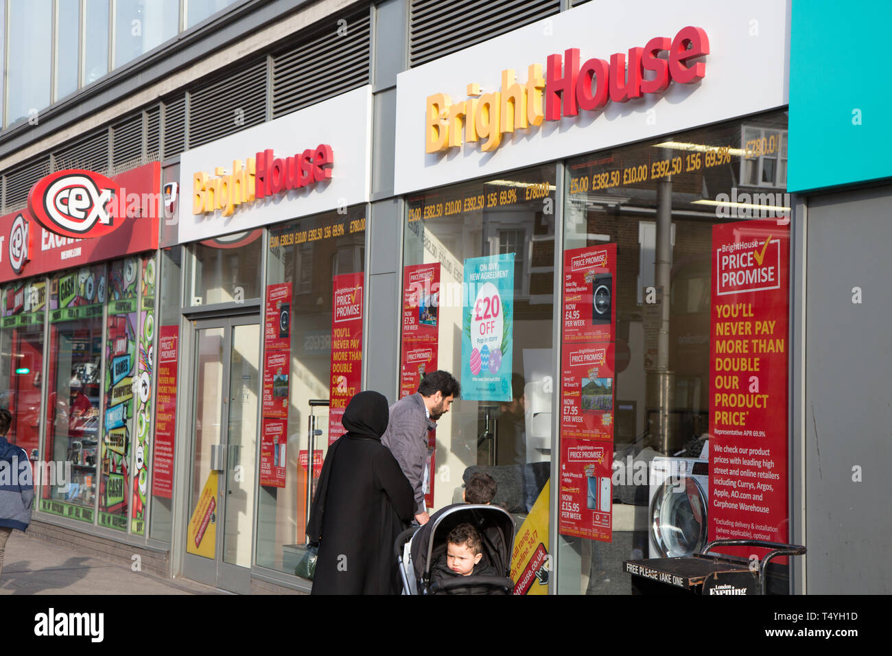 Les piétons à marcher le long des magasins de High Road, Wembley Banque D'Images