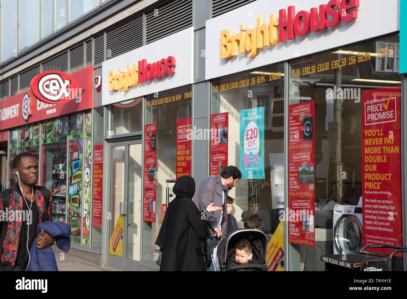 Les piétons à la recherche dans Internet, chez Brighthouse High Road, Wembley Banque D'Images