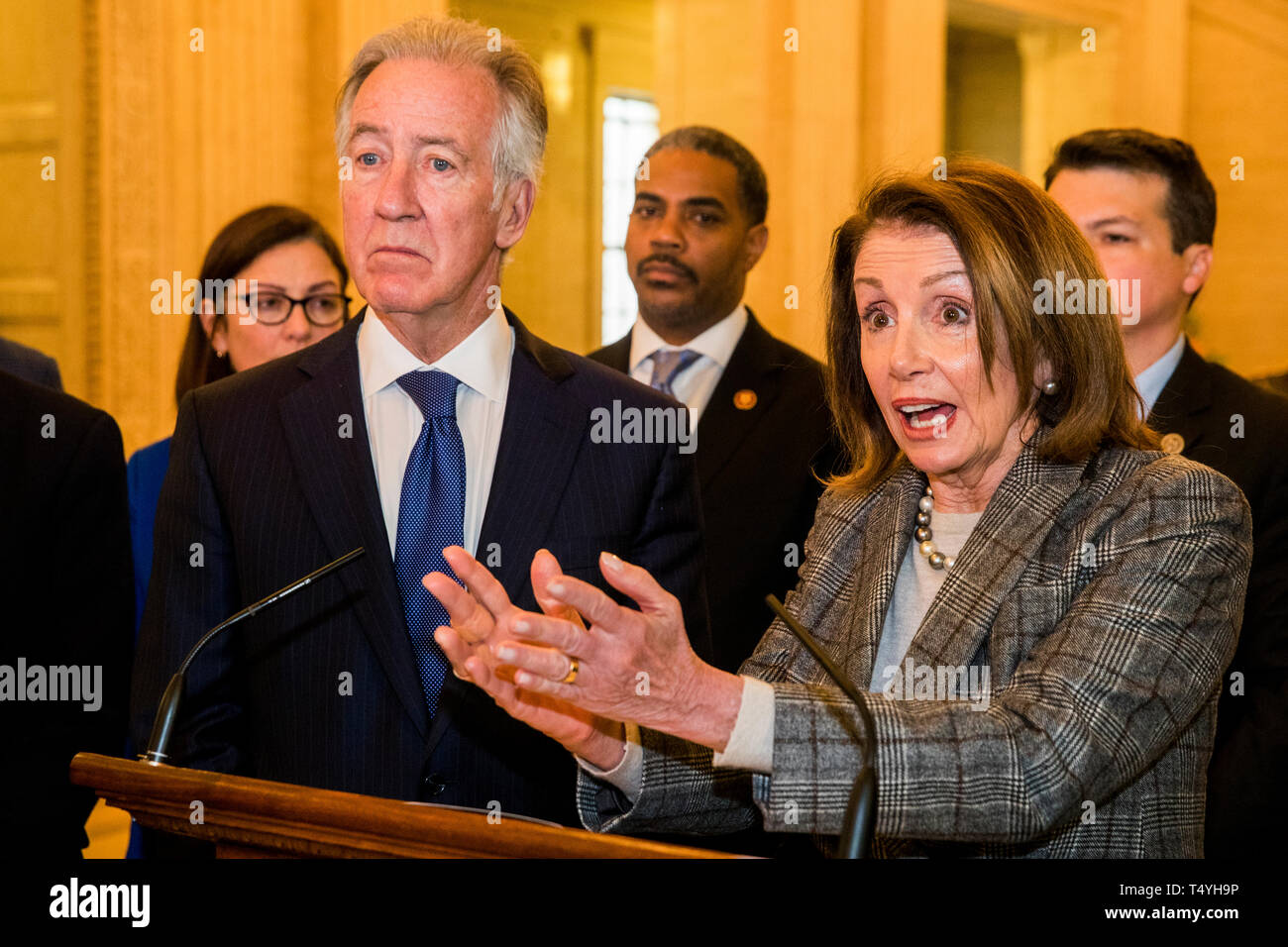 Nancy Pelosi (à droite), le président des États-Unis d'Chambre des Représentants avec Richard Neal (à gauche), Président de la Chambre, Comité des voies et moyens et les membres d'une délégation américaine au cours d'une conférence de presse dans le Grand Hall du bâtiment du Parlement européen en Irlande du Nord. Banque D'Images