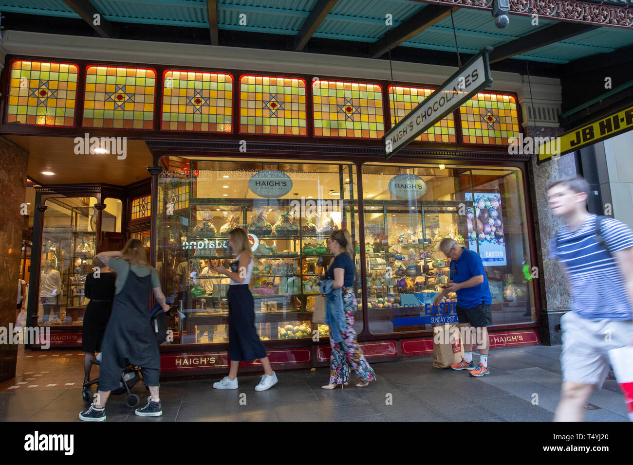 Les gens font la queue pour acheter des œufs de Pâques du magasin de chocolat Haigh à George Street, Sydney, NSW, Australie Banque D'Images