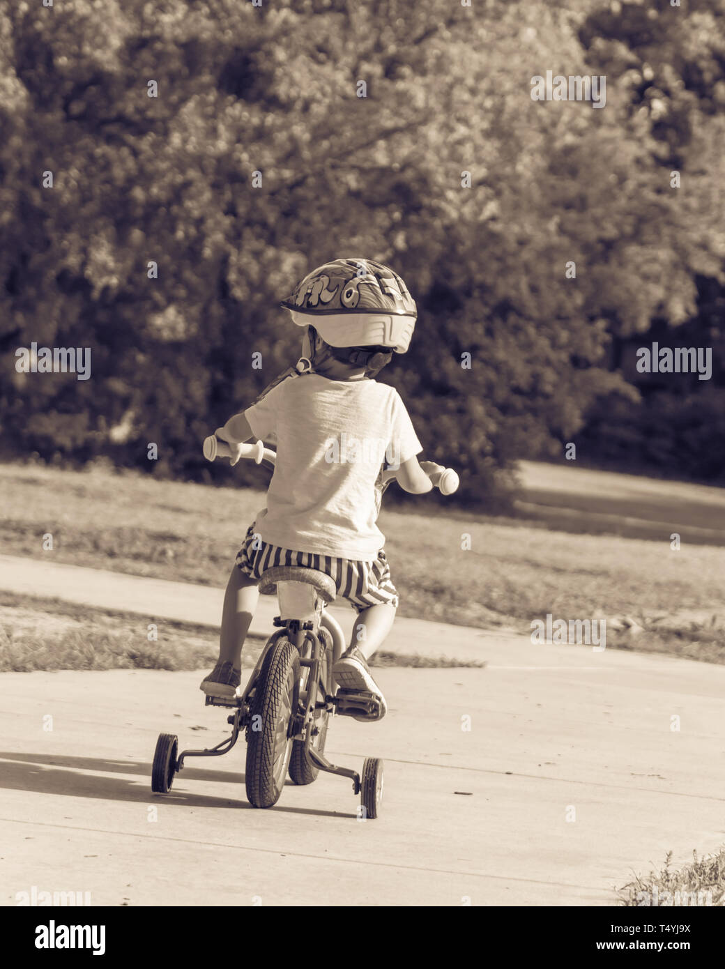 Vintage Tone Vue Arriere Du Bebe Garcon Asiatique A Tricycle Equitation Nature Park Pres De Dallas Texas Usa Velo Enfant Sain Avec Casque Short Et Chaussures De Sport Photo Stock Alamy Vintage Tone Vue Arriere Du Bebe Garcon Asiatique A Tricycle Equitation Nature Park Pres De Dallas Texas Usa Velo Enfant Sain Avec Casque Short Et Chaussures De Sport Photo Stock Alamy