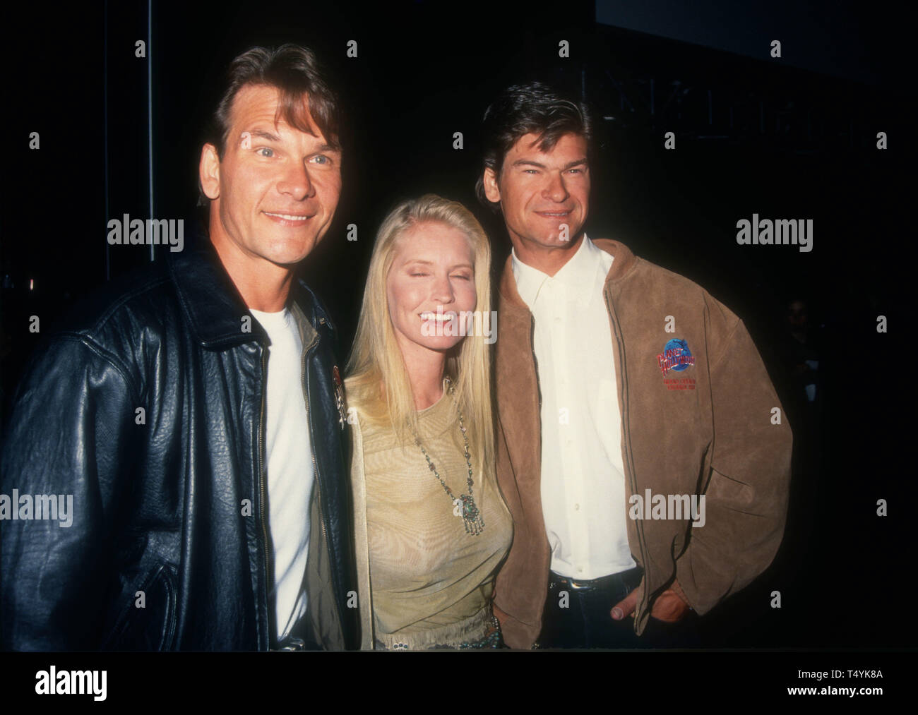 Phoenix, Arizona, USA 27 mars 1994 l'acteur Patrick Swayze, Lisa Niemi écrivain femme et son frère Don Swayze assister à grande ouverture du Planet Hollywood Phoenix le 27 mars 1994 à Phoenix, Arizona, USA. Photo de Barry King/Alamy Stock Photo Banque D'Images