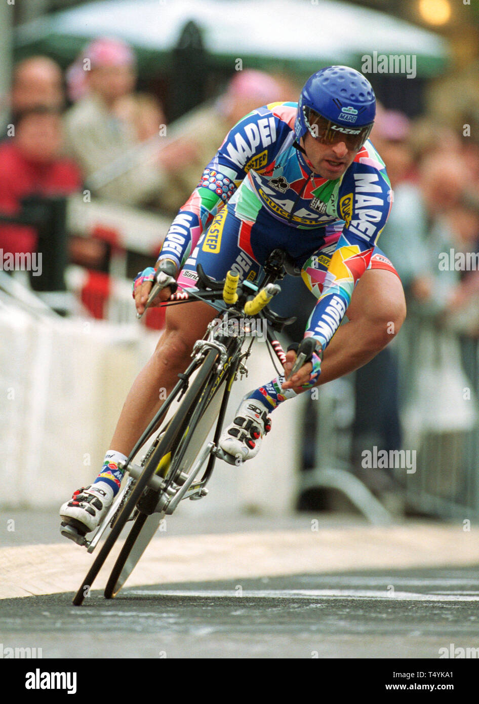 Groningen Pays-bas 11.5.2002, le cyclisme : contre-la-montre individuel  prologue de la 85e édition du Tour d'Italie cycliste --- Paolo Bettini,  Mapei Photo Stock - Alamy