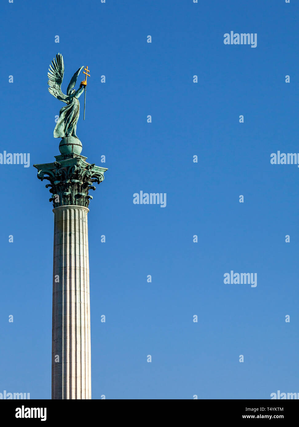 Statue de l'Archange Gabriel au sommet d'une colonne sur la place des Héros, Budapest Banque D'Images