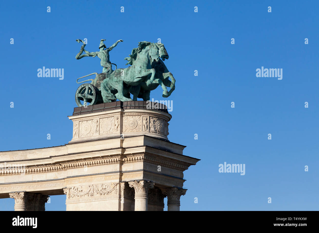 Statue d'un homme sur un char, symbole de la guerre, d'une colonnade en place des Héros, Budapest Banque D'Images