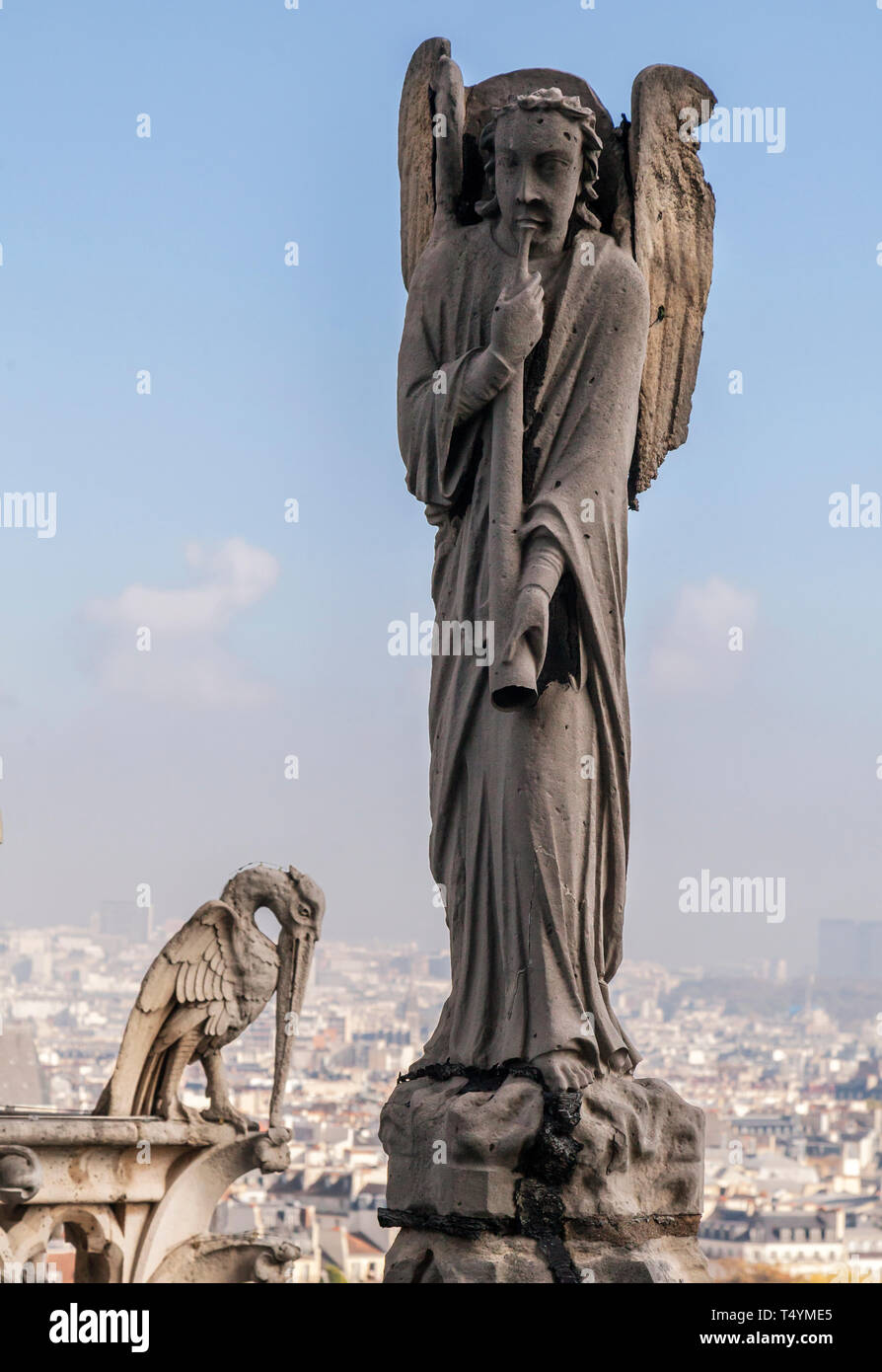 L'Archange Gabriel sur le toit de Notre-Dame de Paris Banque D'Images
