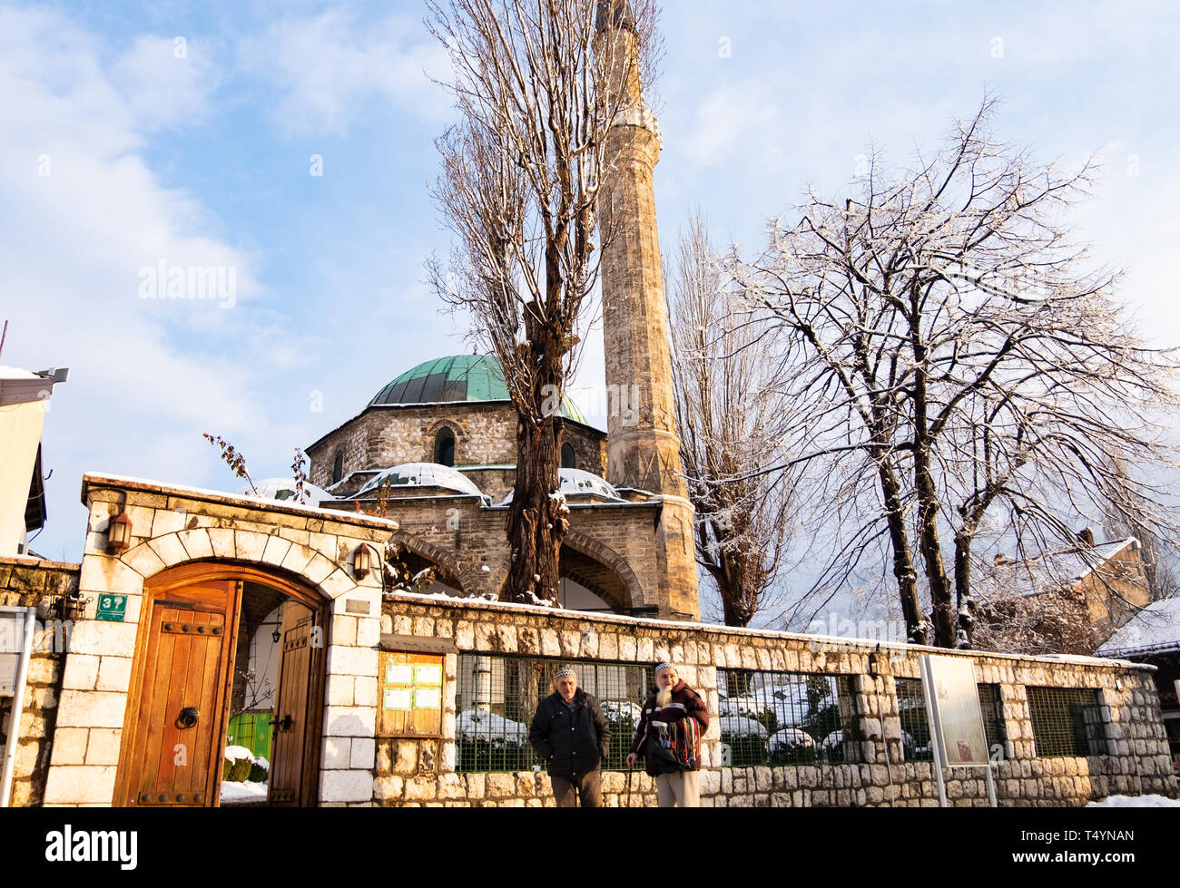 Sarajevo, Bosnie-Herzégovine - le 14 décembre 2016 : deux hommes se trouve en face d'une ancienne mosquée ce midi. Banque D'Images
