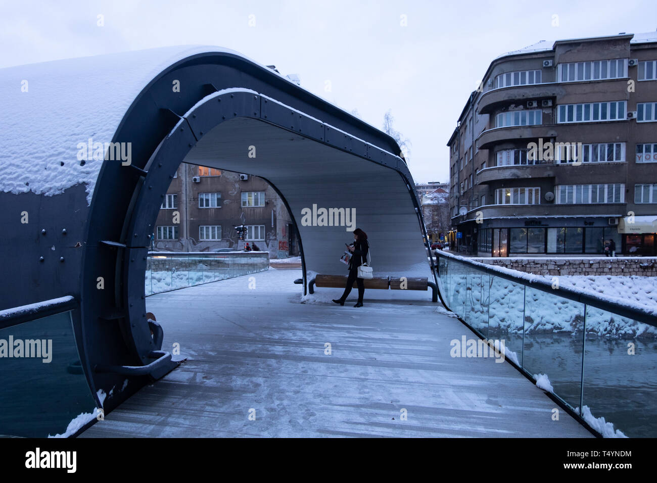 Sarajevo, Bosnie-Herzégovine - le 18 décembre 2016 : pas de femme debout sur le pont de côté pour l'académie des beaux-arts de Sarajevo ce soir. Banque D'Images