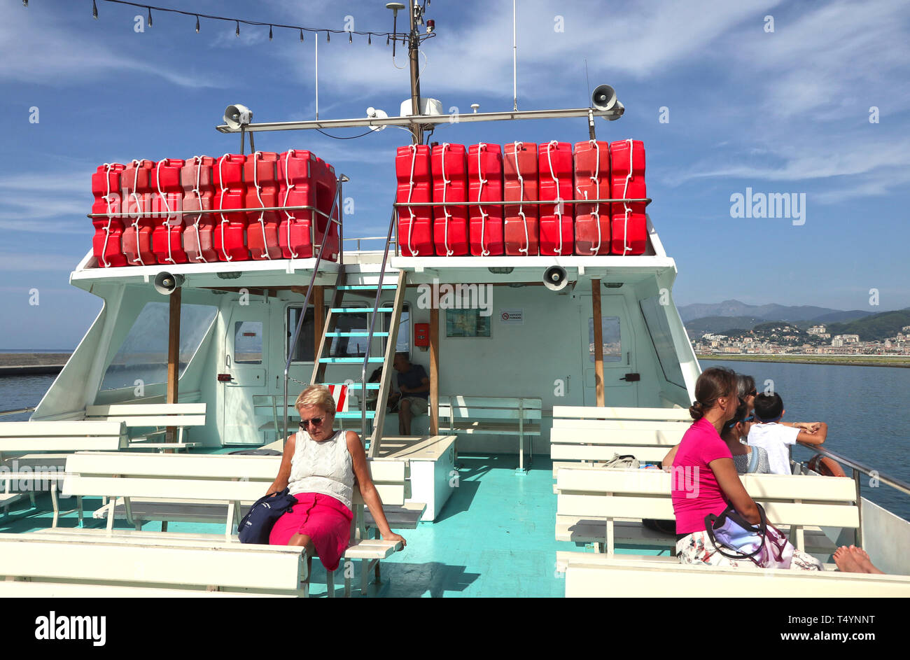 Gênes, Italie - 28 août 2018 les gens sur l'aqua-bus motor yacht de Gênes à Gênes - une petite ville sur la mer de Ligurie - dans une chaude journée d'été Banque D'Images