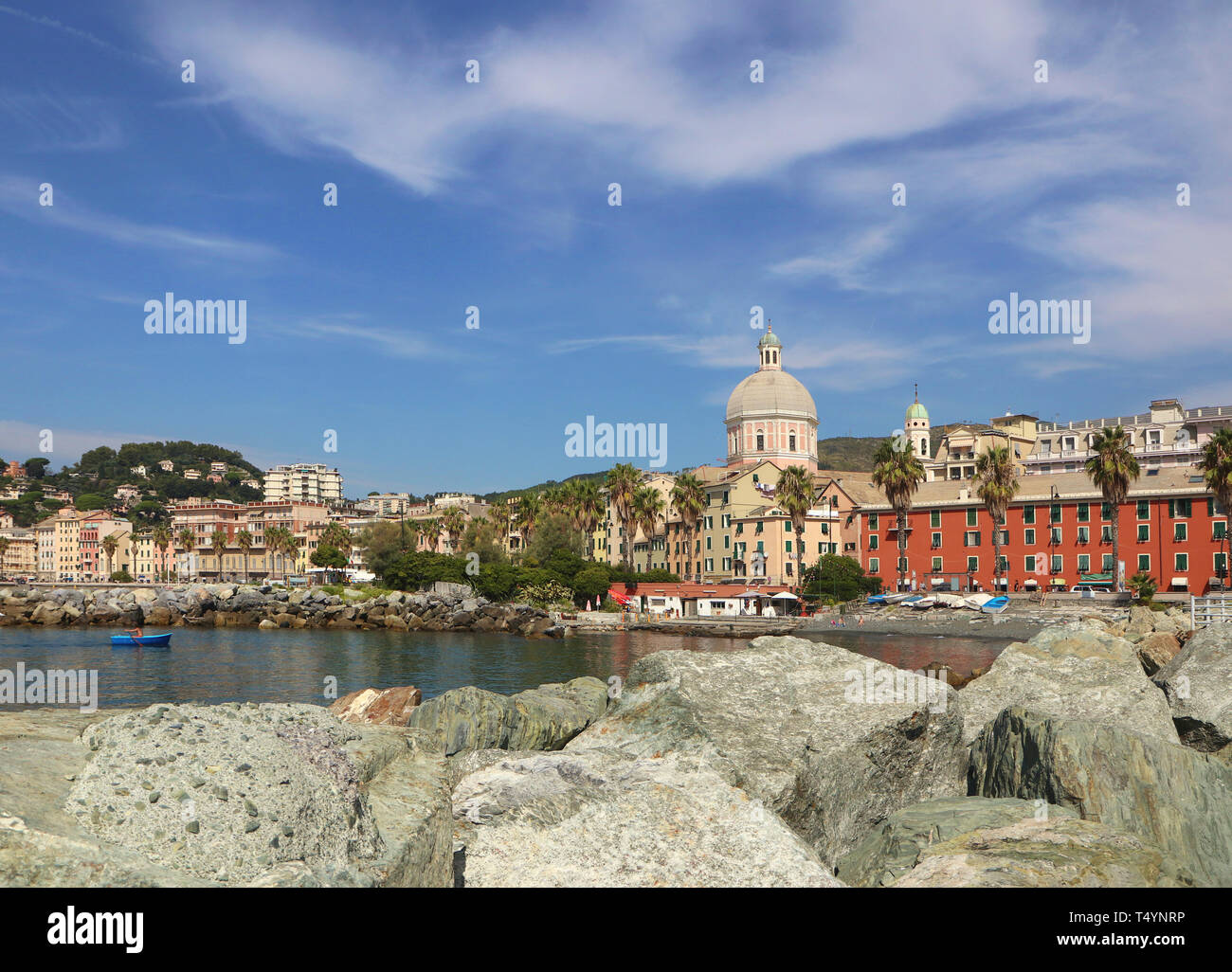 Pegli, petite ville et banlieue de Gênes sur la mer Ligure, Italie - Vue panoramique à partir de la jetée de l'aqua-service de bus avec Gênes Banque D'Images