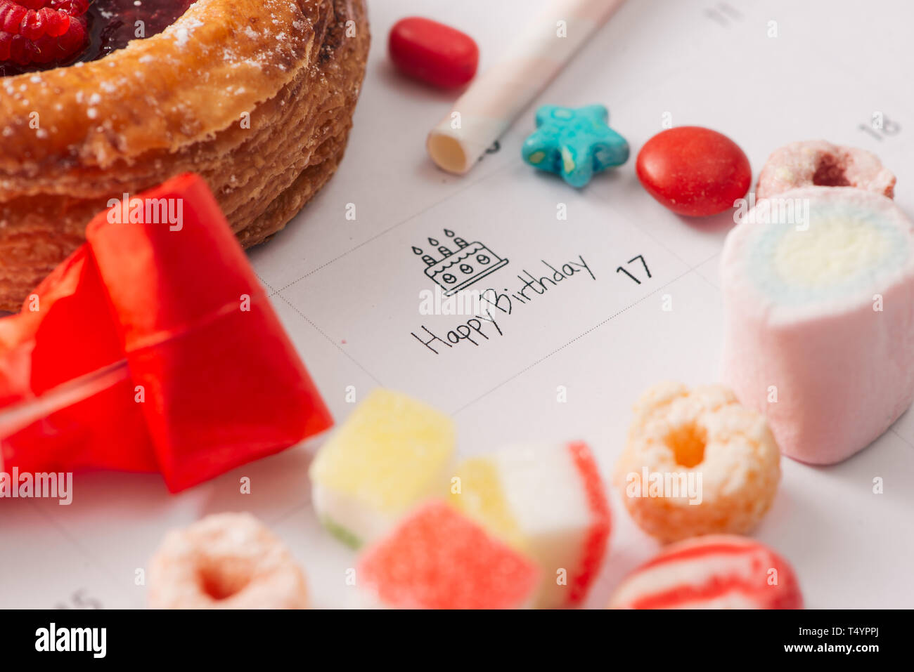 Gateau D Ecriture Sur Le Calendrier Joyeux Anniversaire Photo Stock Alamy