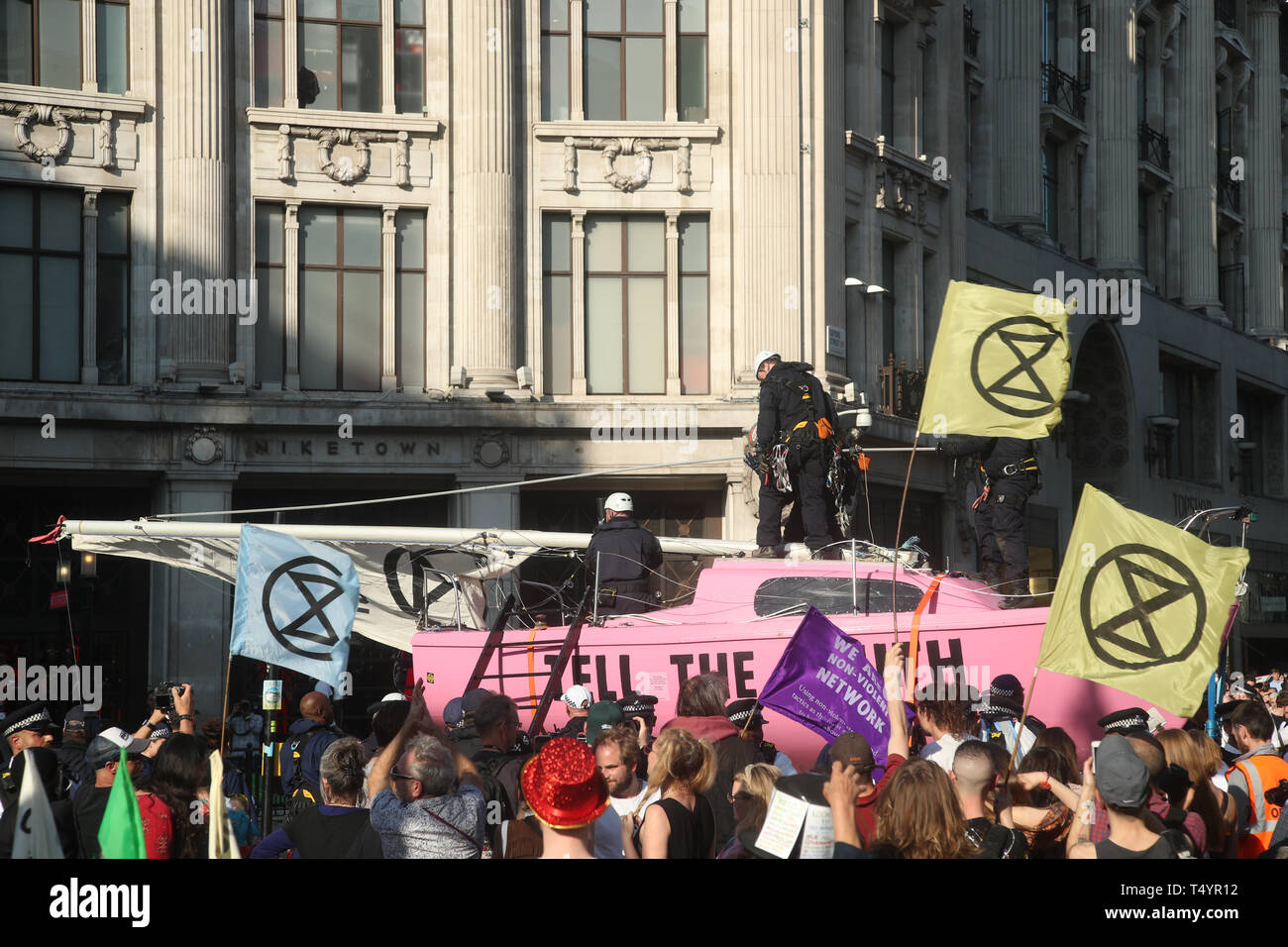 Prendre le contrôle de la police d'Extinction Rebellion "Dire la vérité" bateau, alors que les manifestations se poursuivent à Oxford Circus à Londres. Banque D'Images
