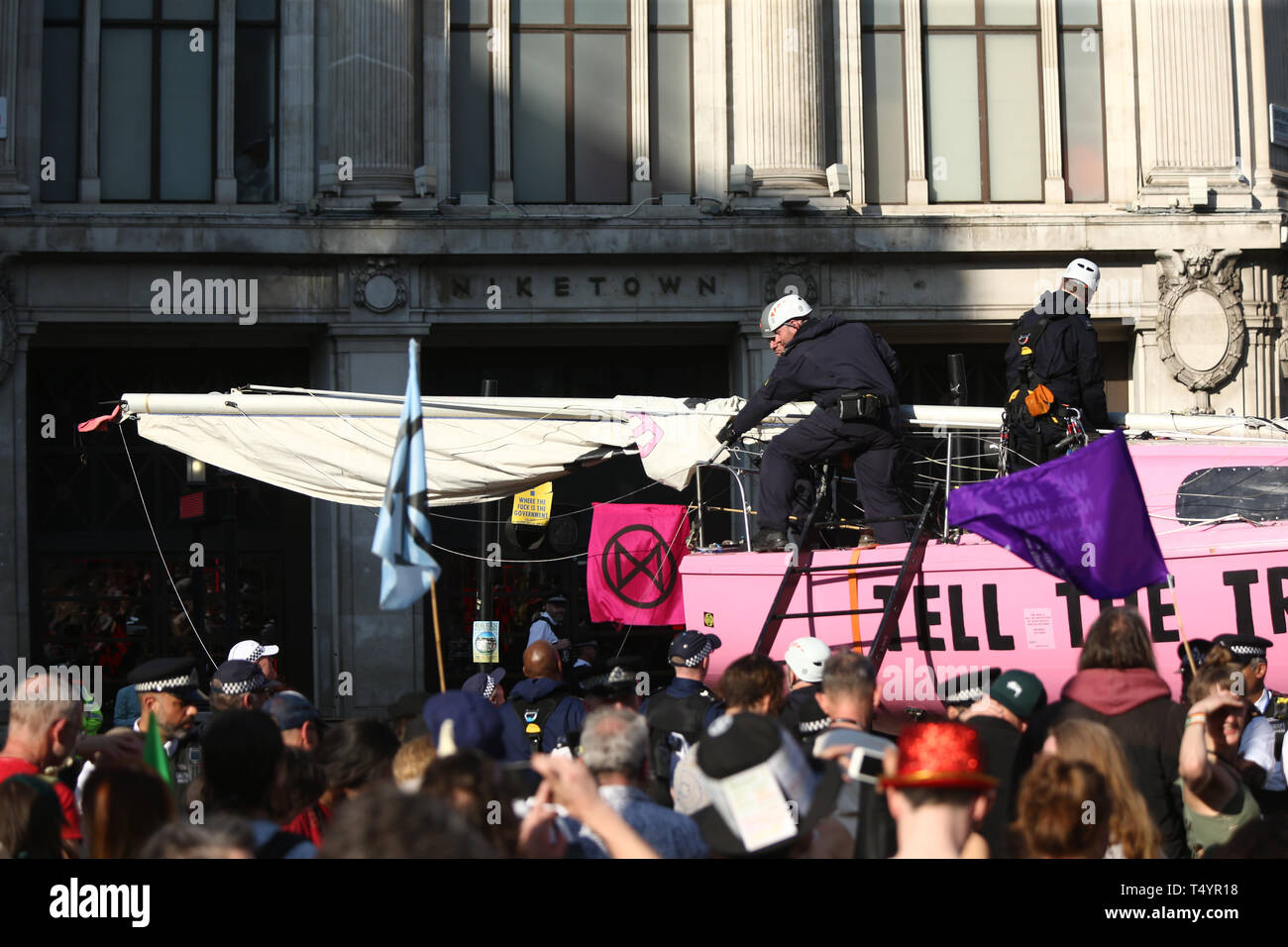 Le démantèlement de la police de la rébellion d'Extinction "Dire la vérité" bateau, alors que les manifestations se poursuivent à Oxford Circus à Londres. Banque D'Images