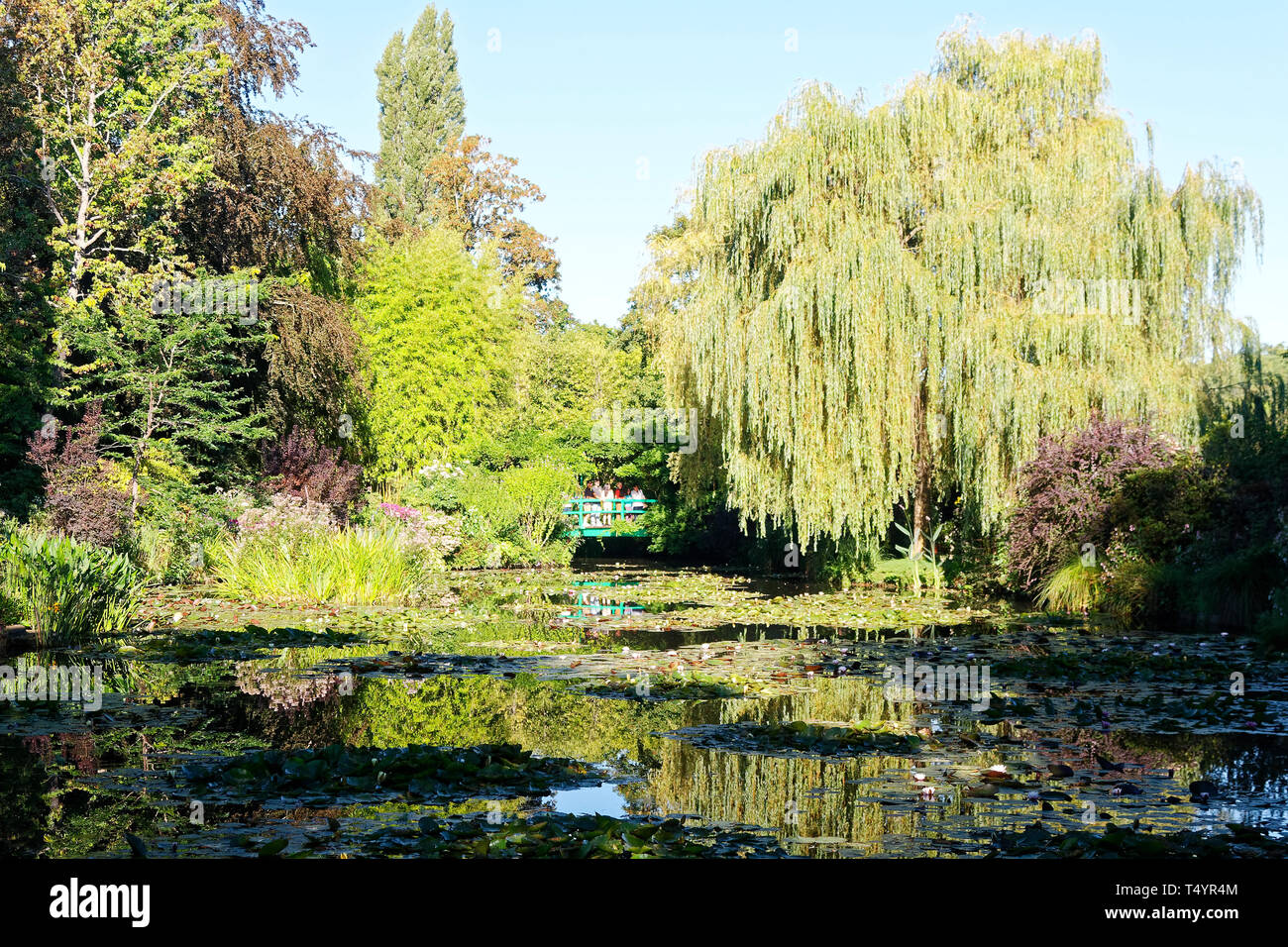 Claude Monet's Garden ; petit pont, les gens, les arbres, les fleurs, les reflets, l'eau, scène paisible, Giverny ; Vernon ; France ; été, horizontal Banque D'Images