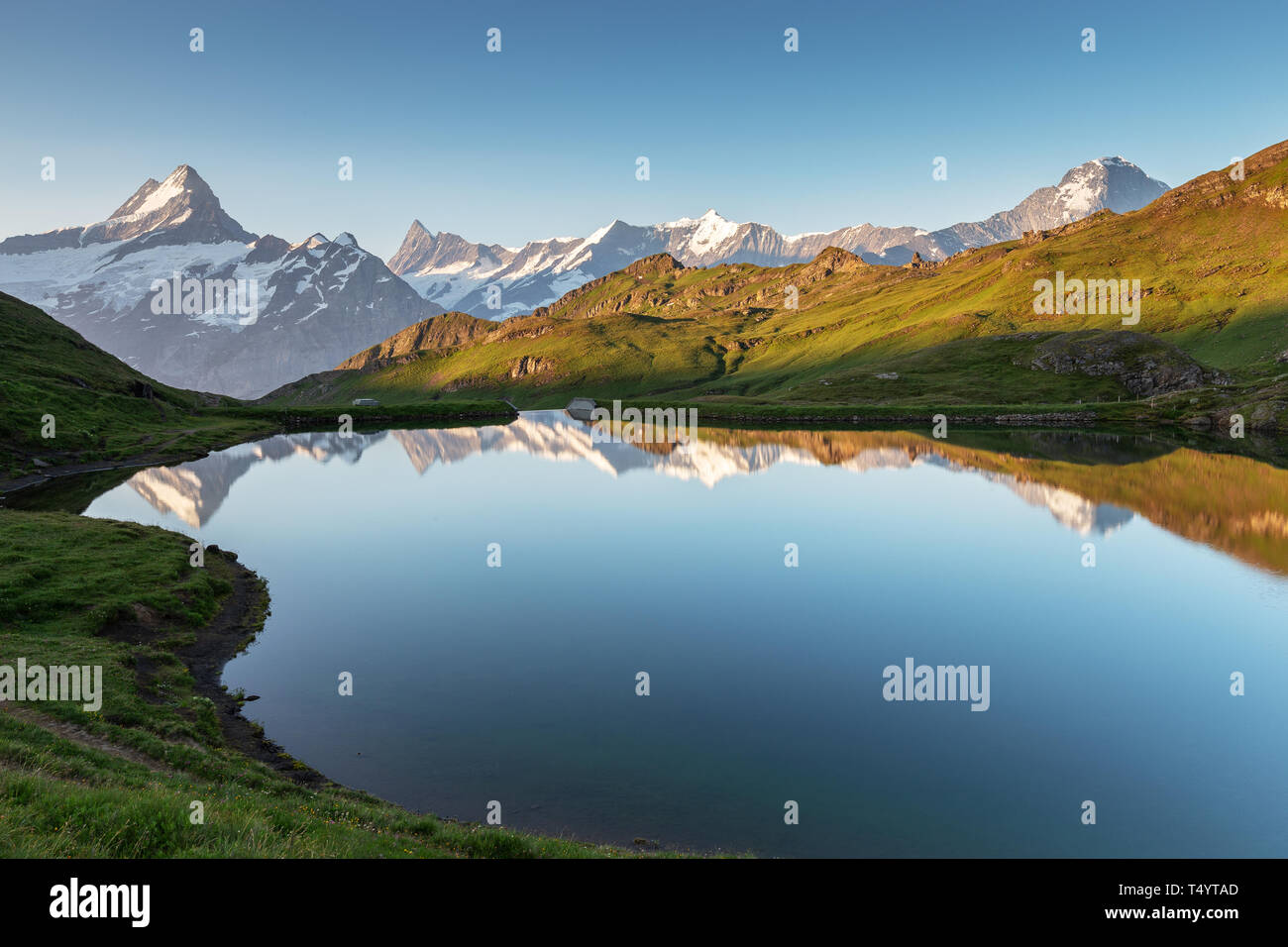 (Ou) Bachsee Bachalp lac alpin. Oberland Bernois. Fille de montagne. La Suisse. Alpes suisses. Banque D'Images