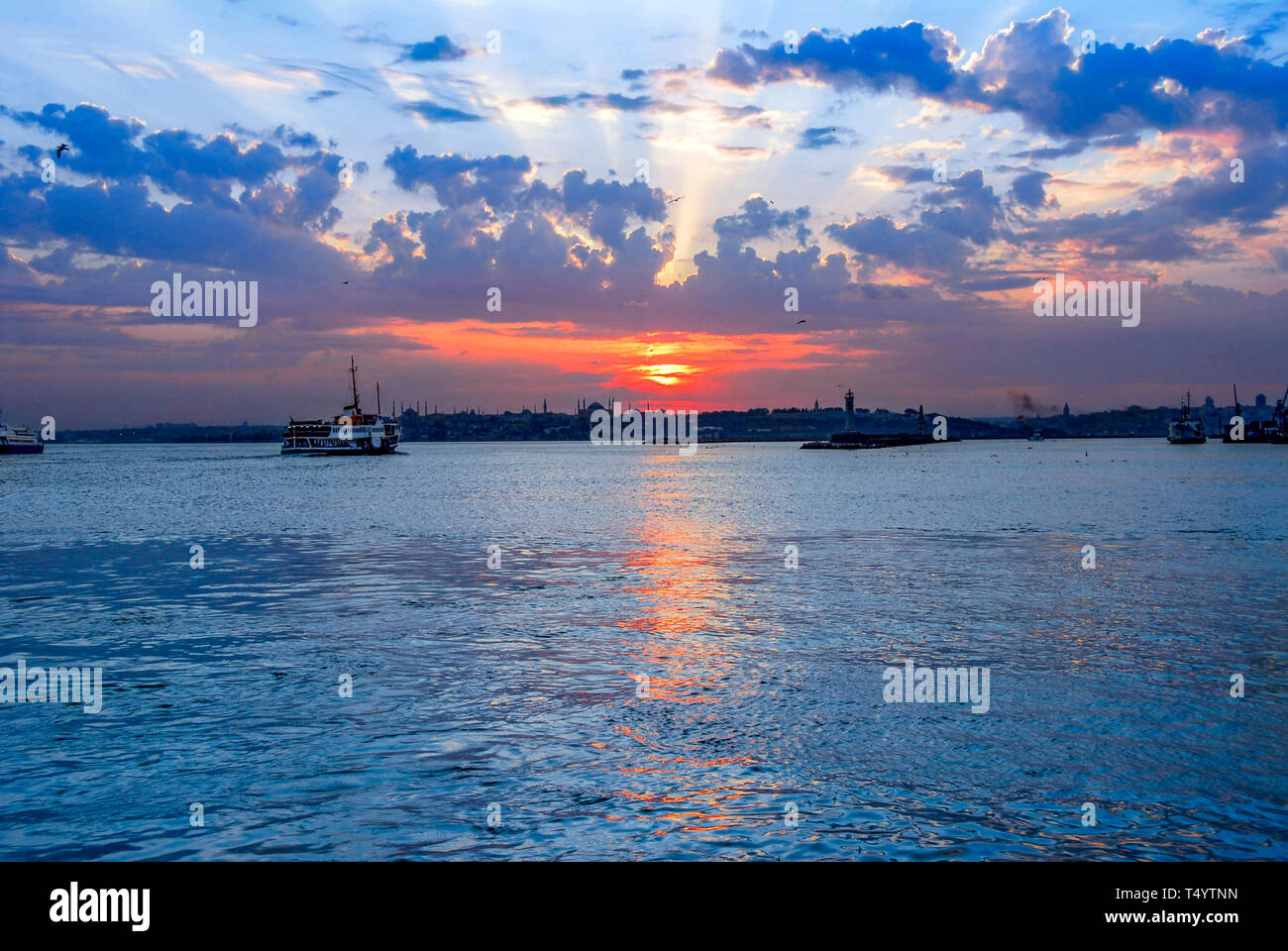 Istanbul, Turquie, 10 juin 2007 : City ferry, Coucher du soleil à Péninsule Historique Banque D'Images