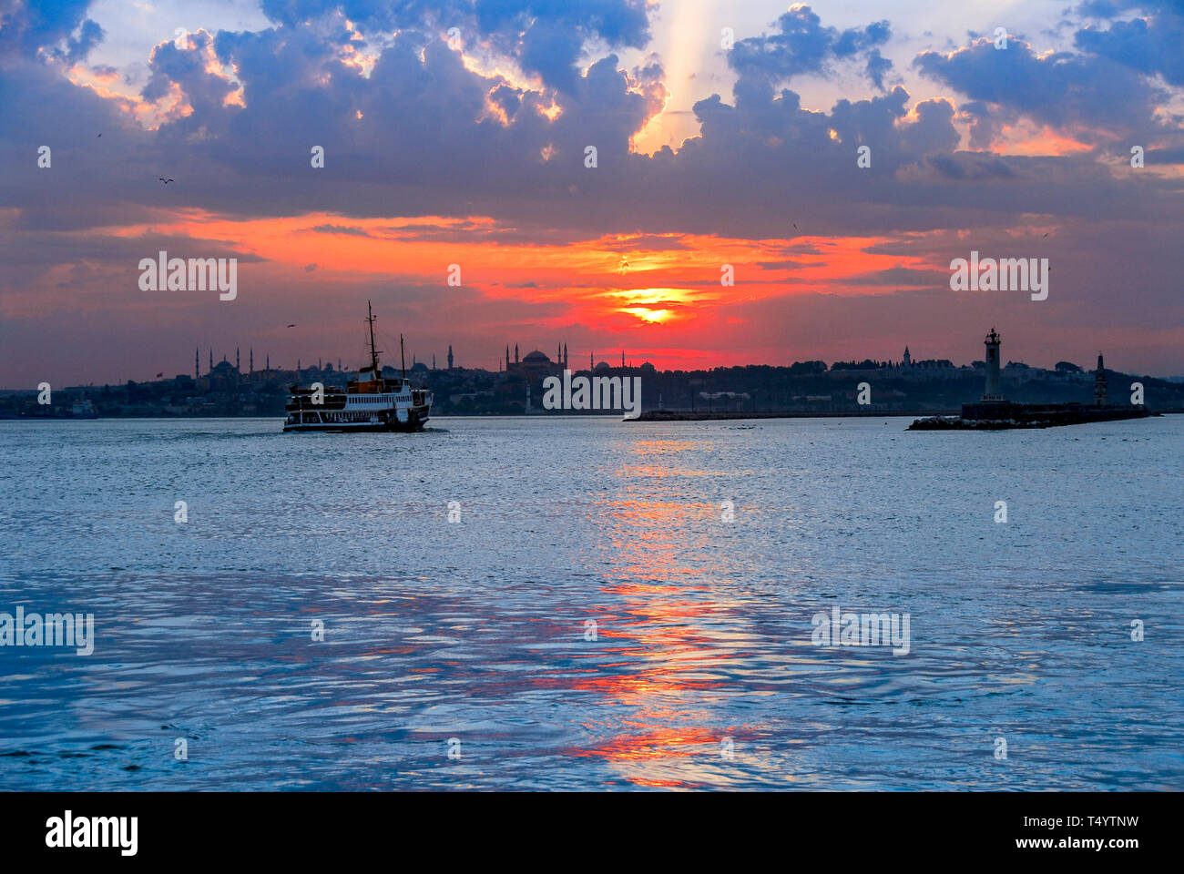 Istanbul, Turquie, 10 juin 2007 : City ferry, Coucher du soleil à Péninsule Historique Banque D'Images