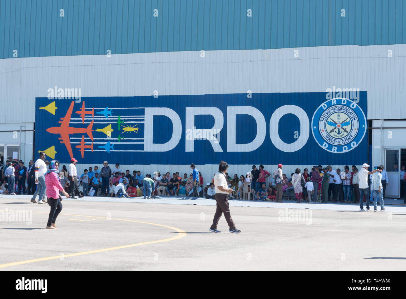 Bangalore, Inde - 22 Février 2019 : les visiteurs à l'Aero India 2019 reste de l'ombre à l'extérieur du hall DRDO. Aero India est un spectacle aérien et des biennales Banque D'Images