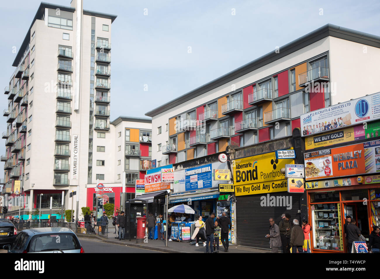 High Road, Wembley. Une rangée de boutiques et d'un projet de logement moderne avec centre commercial avec TK Maxx. La gare centrale de Wembley avec le développement Banque D'Images