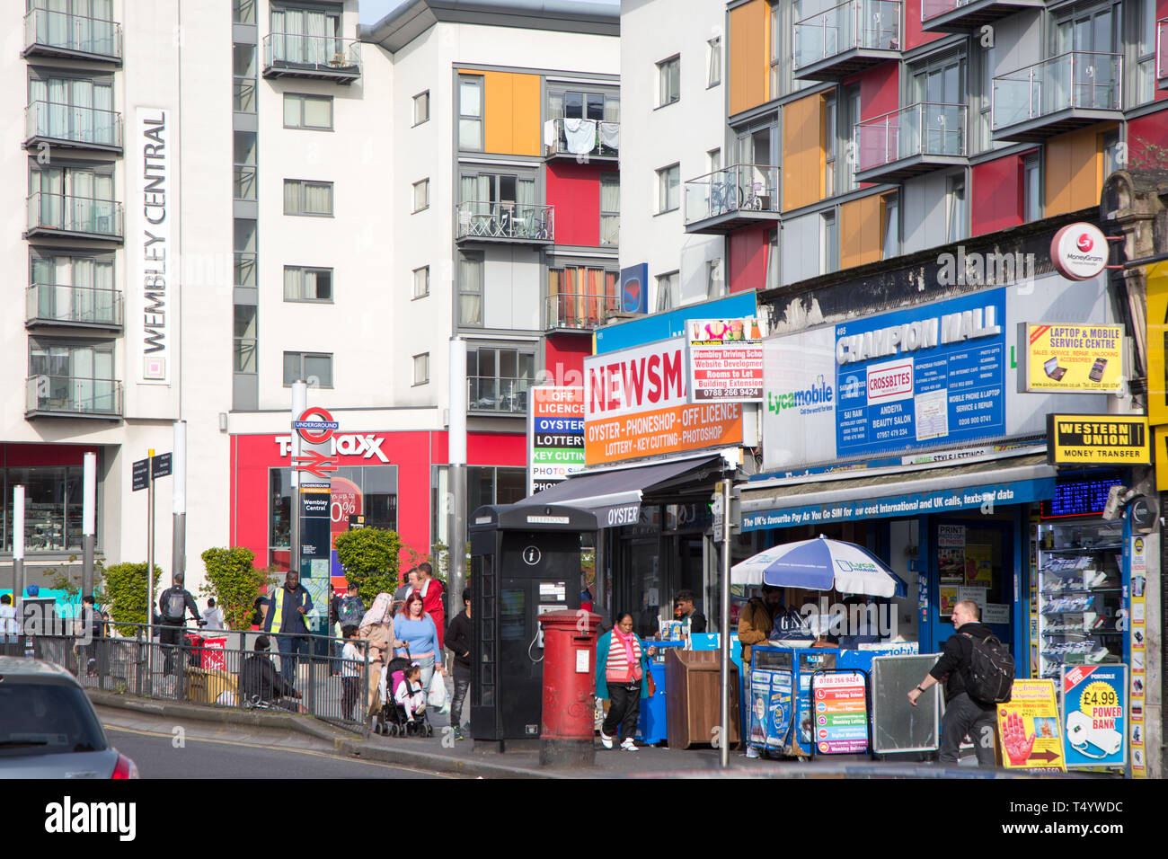 High Road, Wembley. Une rangée de boutiques et d'un projet de logement moderne avec centre commercial avec TK Maxx. La gare centrale de Wembley avec le développement Banque D'Images