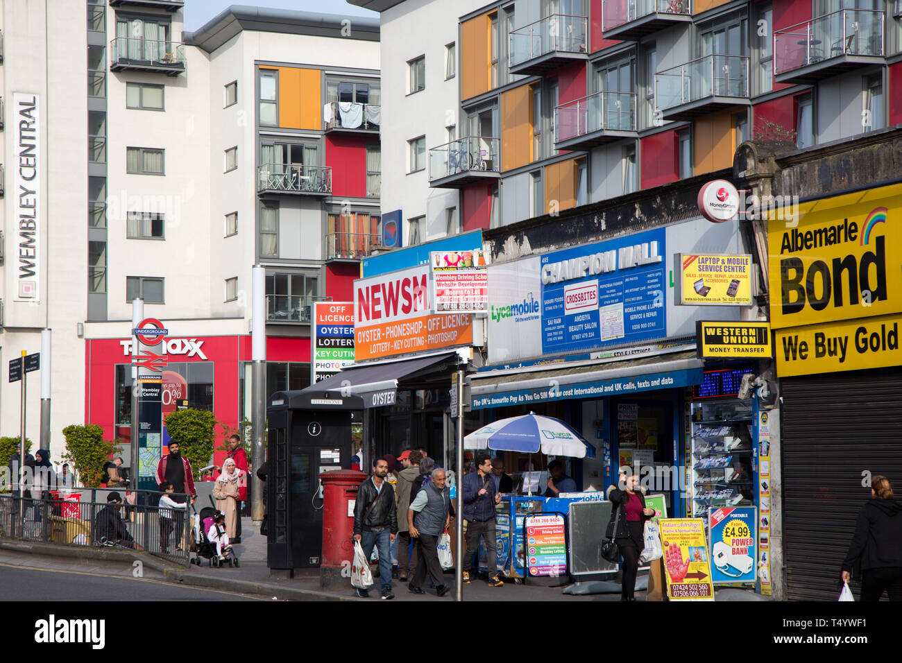 High Road, Wembley. Une rangée de boutiques et d'un projet de logement moderne avec centre commercial avec TK Maxx. La gare centrale de Wembley avec le développement Banque D'Images