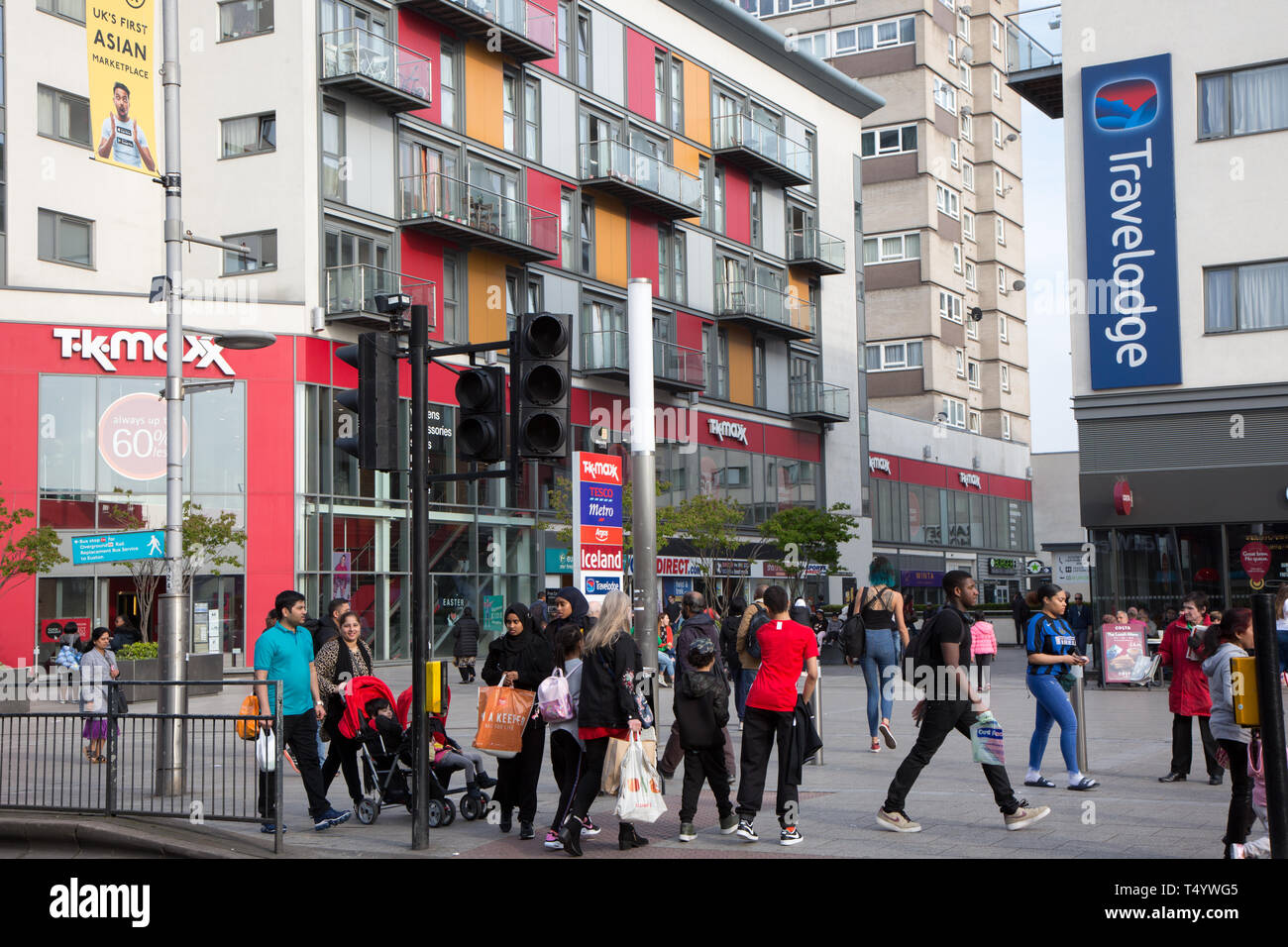 Les piétons traversant High Road, Wembley, en face d'un moderne centre de développement et de logement à Wembley Central. Banque D'Images