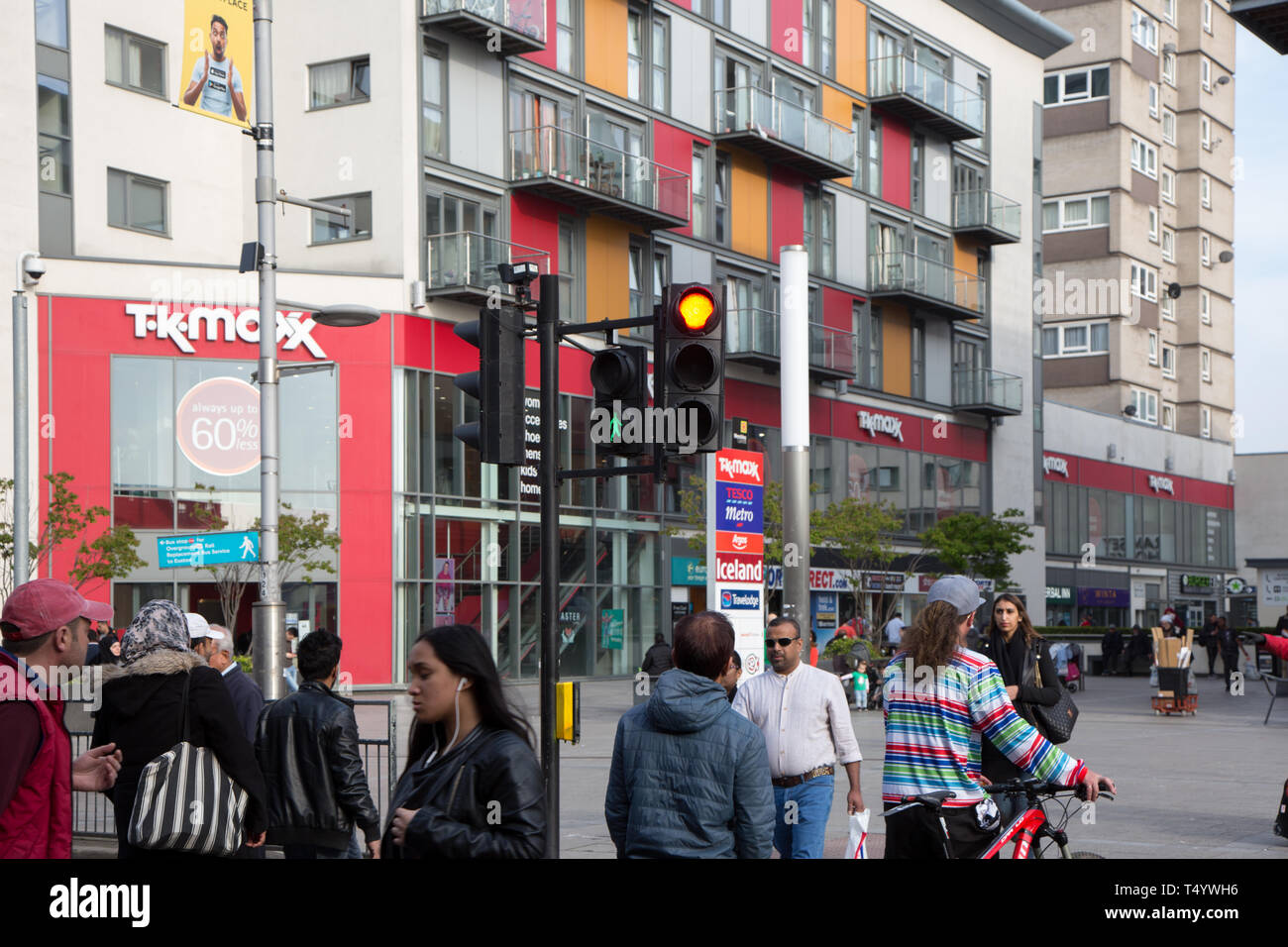 Les piétons traversant High Road, Wembley, en face d'un moderne centre de développement et de logement à Wembley Central. Banque D'Images