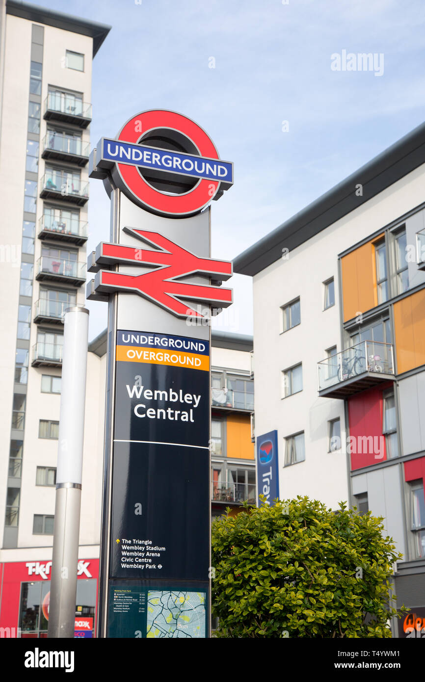 Signalisation à l'extérieur de la gare centrale de Wembley, un tube, de former et d'Overground station dans la banlieue de Londres Banque D'Images