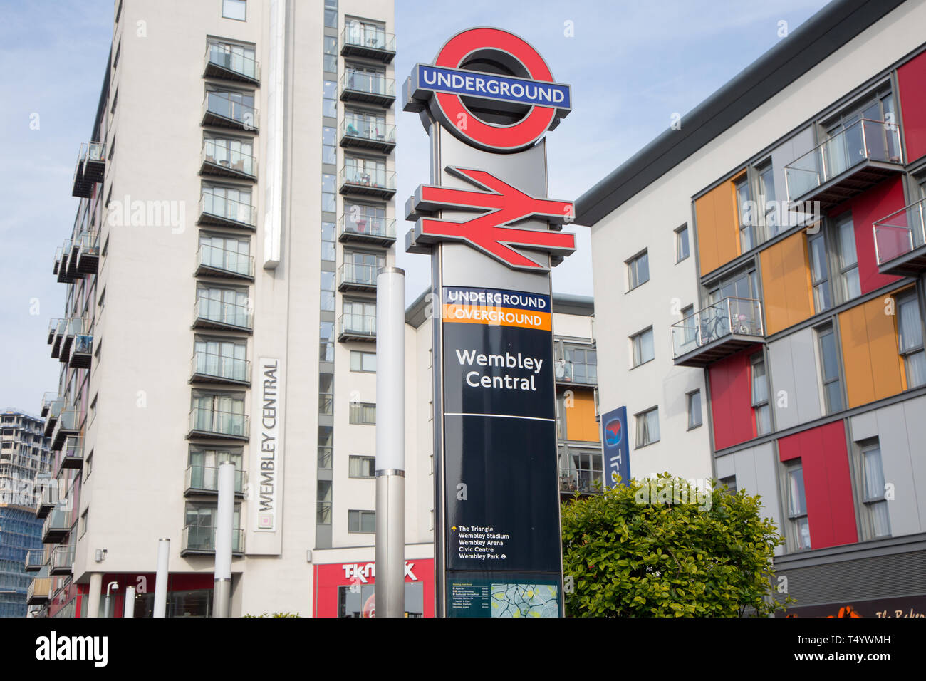 Signalisation à l'extérieur de la gare centrale de Wembley, un tube, de former et d'Overground station dans la banlieue de Londres Banque D'Images