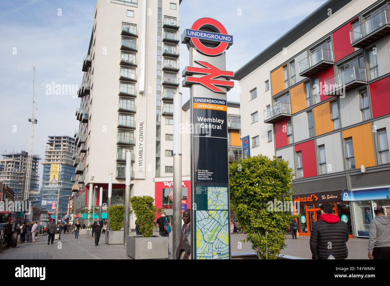 Signalisation à l'extérieur de la gare centrale de Wembley, un tube, de former et d'Overground station dans la banlieue de Londres Banque D'Images