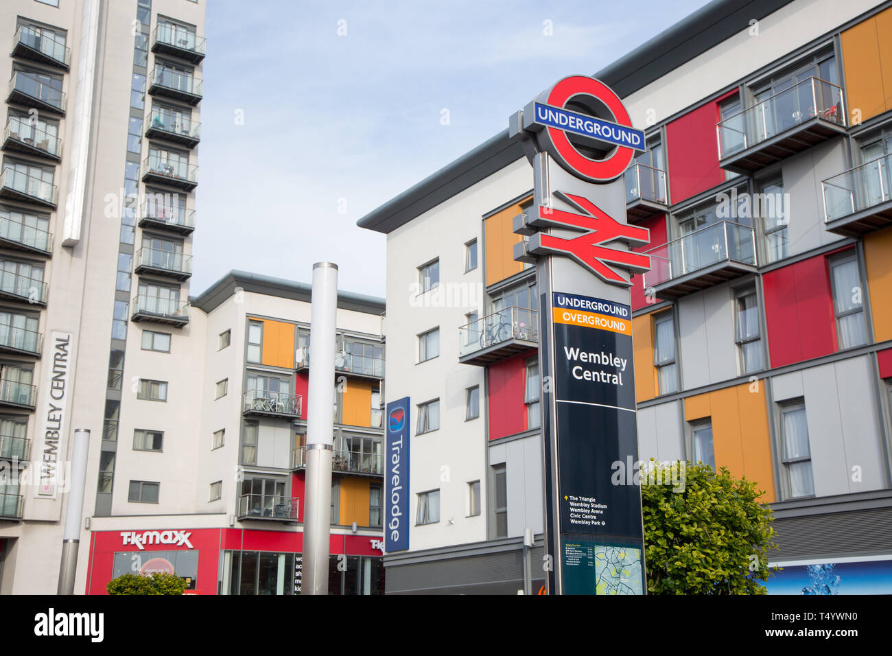 Signalisation à l'extérieur de la gare centrale de Wembley, un tube, de former et d'Overground station dans la banlieue de Londres Banque D'Images