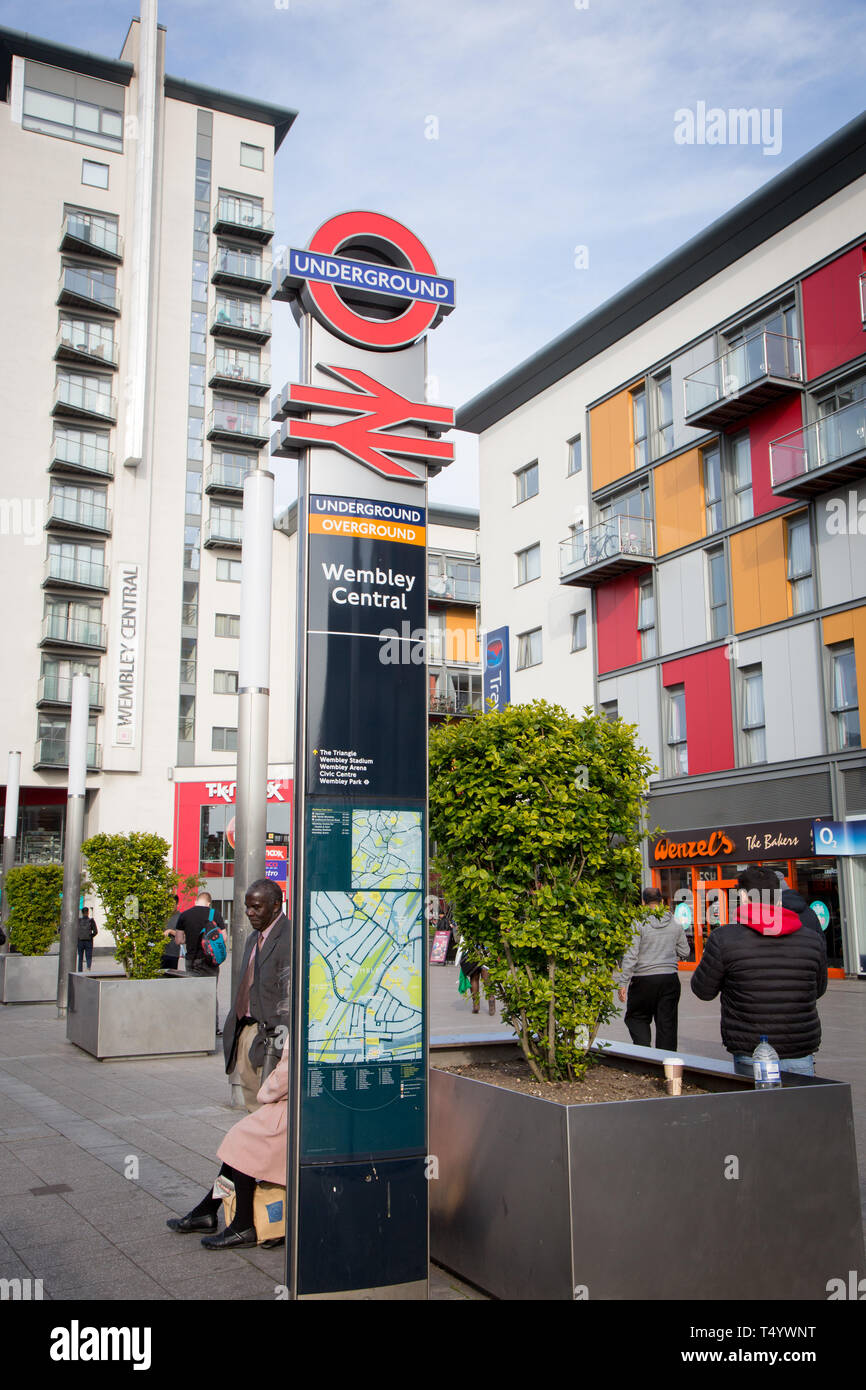 Signalisation à l'extérieur de la gare centrale de Wembley, un tube, de former et d'Overground station dans la banlieue de Londres Banque D'Images