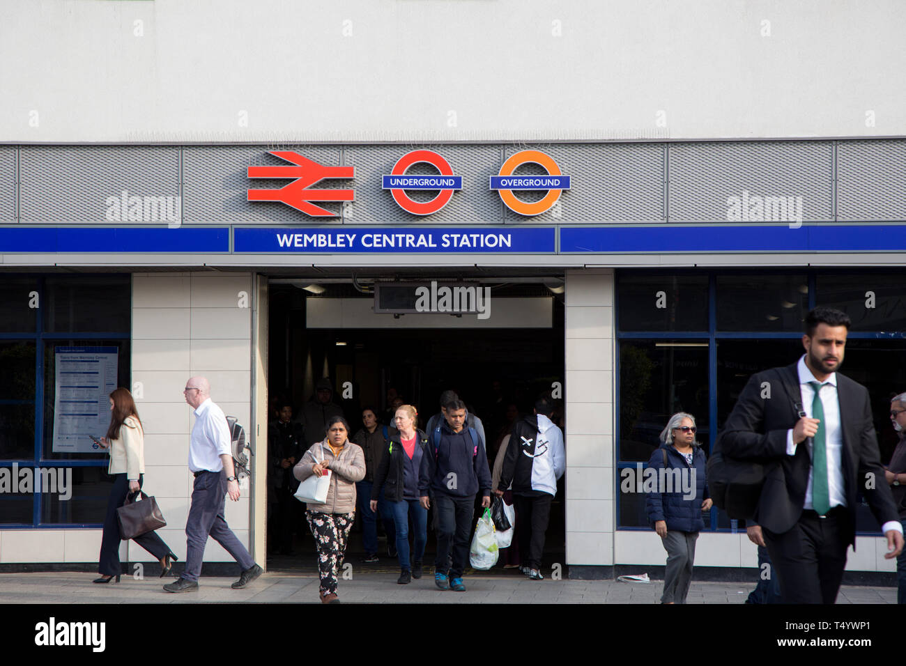 La gare centrale de Wembley sur entrée High Road, Wembley occupé avec les piétons. Banque D'Images